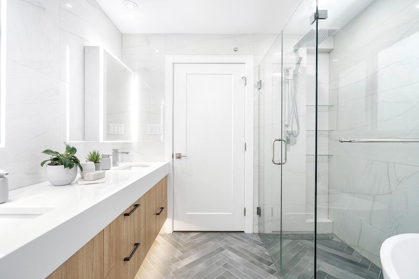 A pro tip if you have glass shower doors: keep a squeegee in the shower and give the doors a quick wipe with it after each use! This will keep them looking sparkling clean at all times.⁠
.⁠
.⁠
.⁠
#Bathroom #Shower #Shower #Vancouver #VancouverHome #V