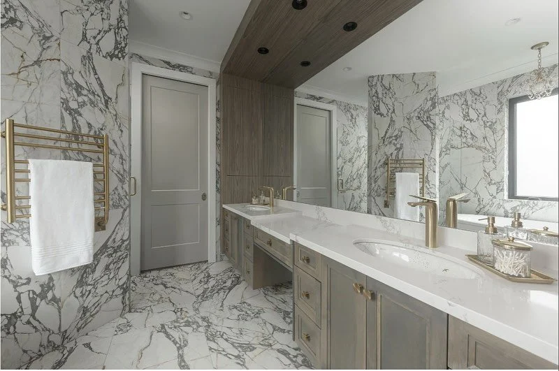 Bold, timeless, and unapologetically luxurious. ✨
This primary ensuite makes a statement with its dramatic marble veining, warm gold details, and bespoke cabinetry that feels like fine furniture. Every inch was designed to balance boldness with beaut