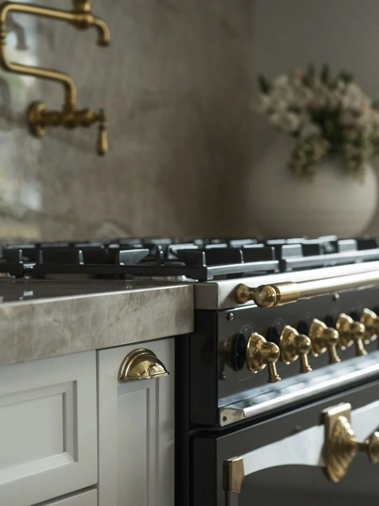In luxury new builds, true elegance lives in the details &mdash; the intentional choices that elevate a kitchen from functional to unforgettable. ✨

This @lacornueofficial gas range becomes the heart of the space, paired with hand-finished brass hard