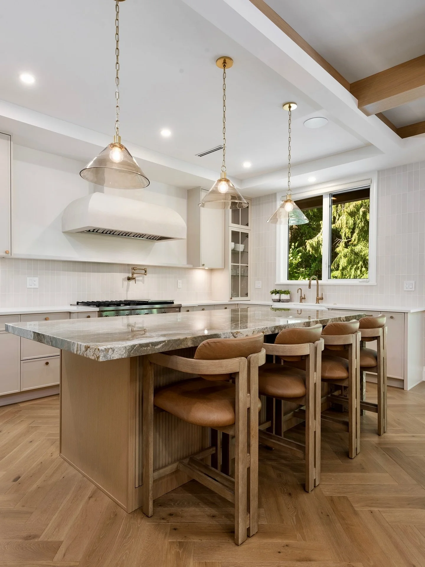 Luxury isn&rsquo;t loud&mdash;it&rsquo;s layered.
Soft neutrals, warm woods, and a statement island create a kitchen that balances elegance with livable comfort. This kitchen sets a new standard for contemporary elegance. ✨🤎

#LuxuryInteriors #Inter