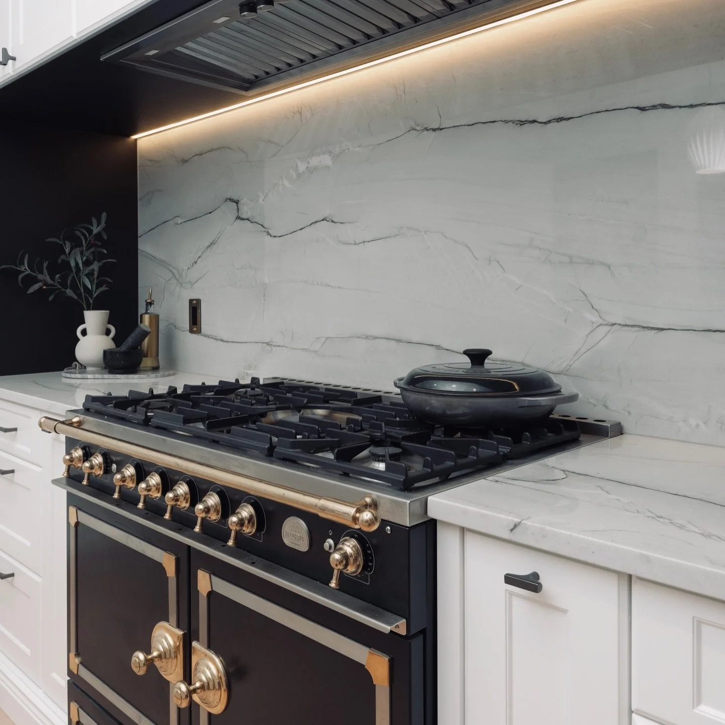 Luxury is in the details. 🖤
From the brass accents on the La Cornue stove to the bold veining of the natural stone backsplash. A dream space for anyone who loves to cook in style.✨

@lacornueofficial 

.

.

.

#stove #kitchen #interiordesign #vanco