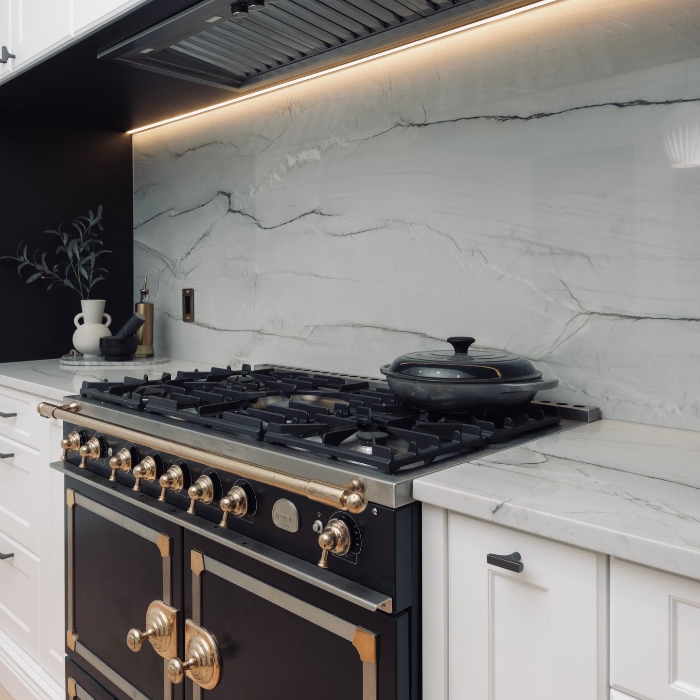 Luxury is in the details. 🖤
From the brass accents on the La Cornue stove to the bold veining of the natural stone backsplash. A dream space for anyone who loves to cook in style.✨

@lacornueofficial 

.

.

.

#stove #kitchen #interiordesign #vanco
