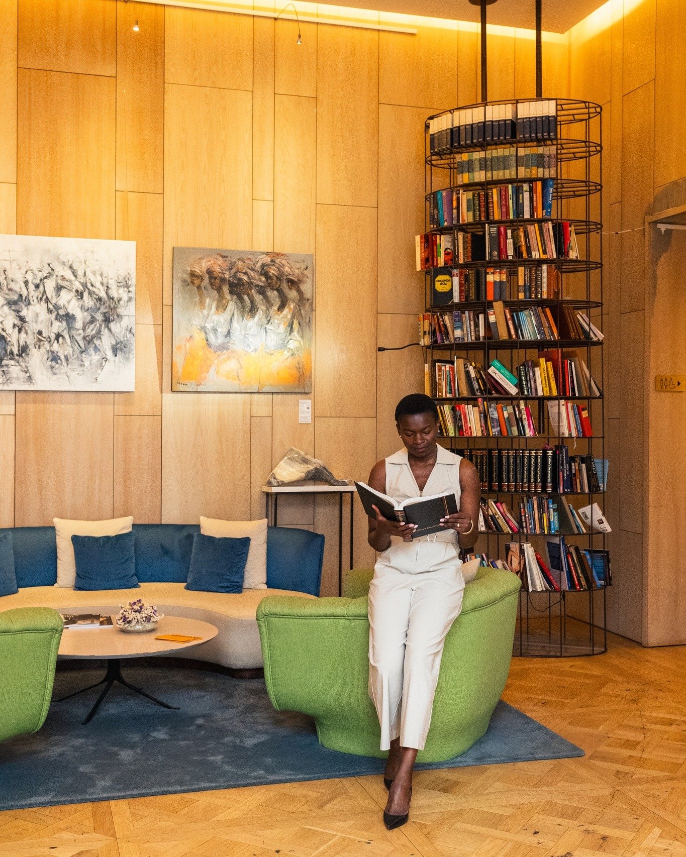 Spaces rich in history &amp; art
~
For this unique personal branding photoshoot, I captured @achillesimo.realestate at @theonepalaciodaanunciada. 

A setting perfectly aligned with the refined lifestyle Achille&rsquo;s clients aspire to. Because your