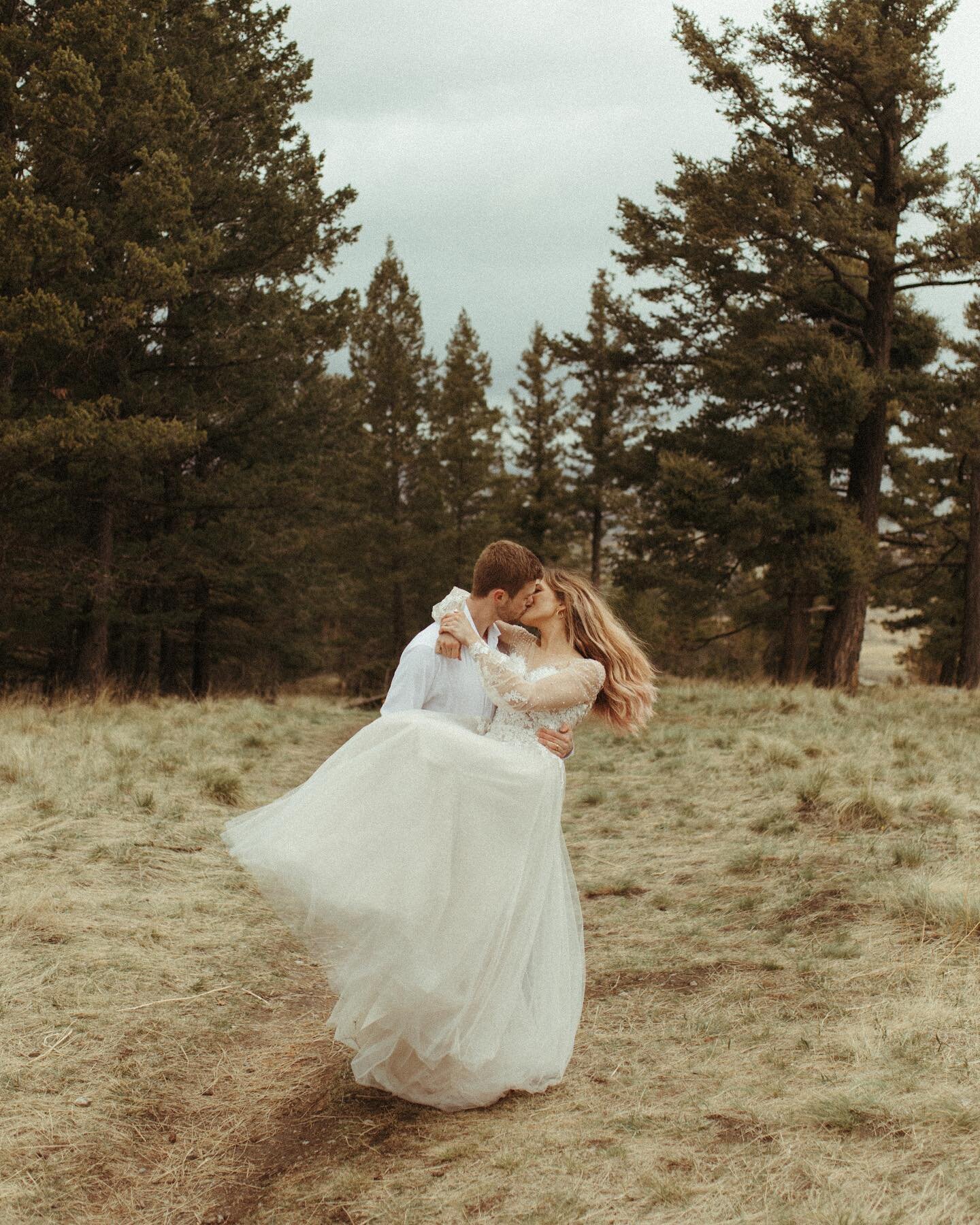 I took these back in April when I went to Montana with @cm.hamilton.photos and am just now posting them😅I am so backlogged with photos it's not even funny. And honestly I never even post photos from like 70% of shoots/weddings, there's just too many