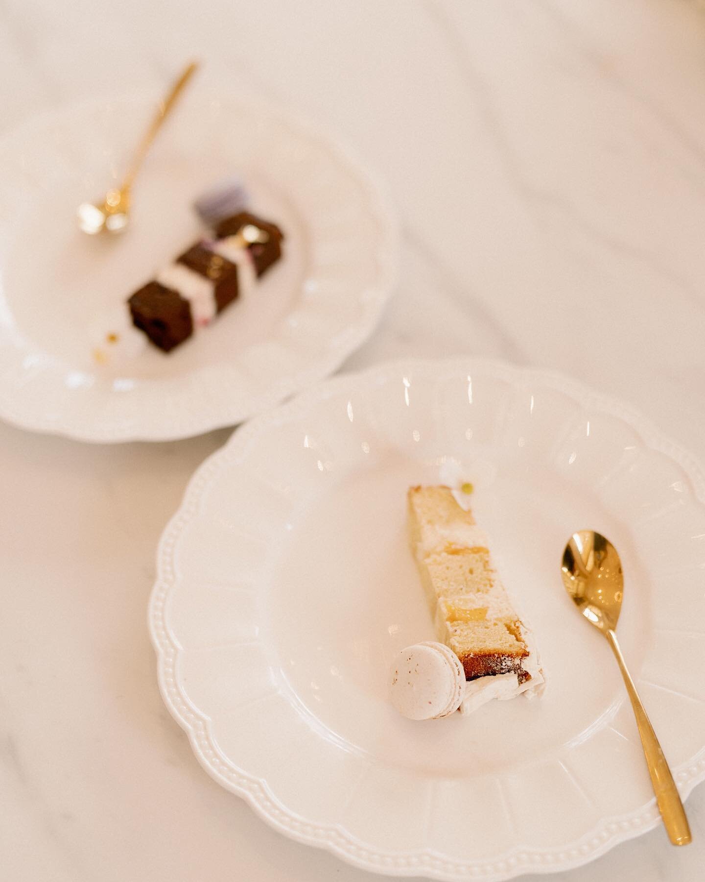 Cake slices.
Chocolate con frutos rojos &amp; vainilla con mango! 
📷 @sacramentosfotografia