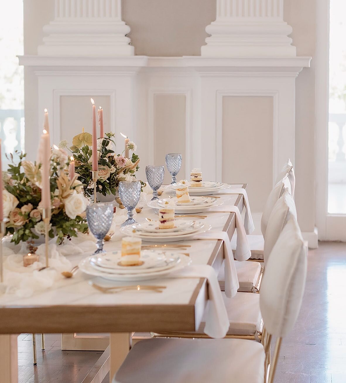 Perfect table setting 🤍

Flores y decoraci&oacute;n @rosa.nomadmx 
Wedding planner @vainillaweddingplanners 
Pasteles mini  @fernandabernal.mx 
Cristaler&iacute;a y mobiliario  @amoraleseventos 
Fotograf&iacute;a 📷 @photobyanggienavarro