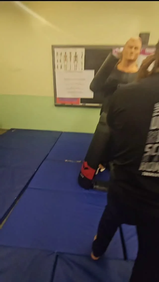 Just another day at TNK Jujitsu
Say hi to my adv. yellow Belt.
#tnkjujitsu #urbancombat #fightscience
