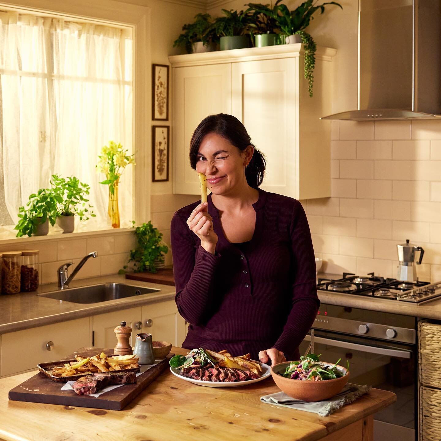😋Celebrating delicious dinner routines with @nadialimcooks in our latest @myfoodbagnz campaign #dinnertimeyarns