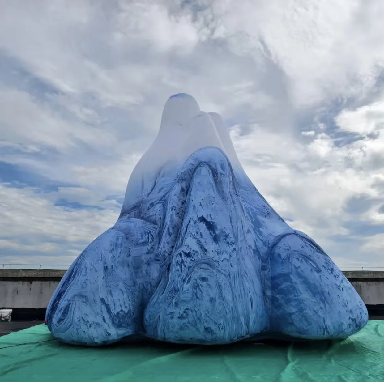 ICE GLACIER MOUNTAIN INFLATABLE 1.jpg