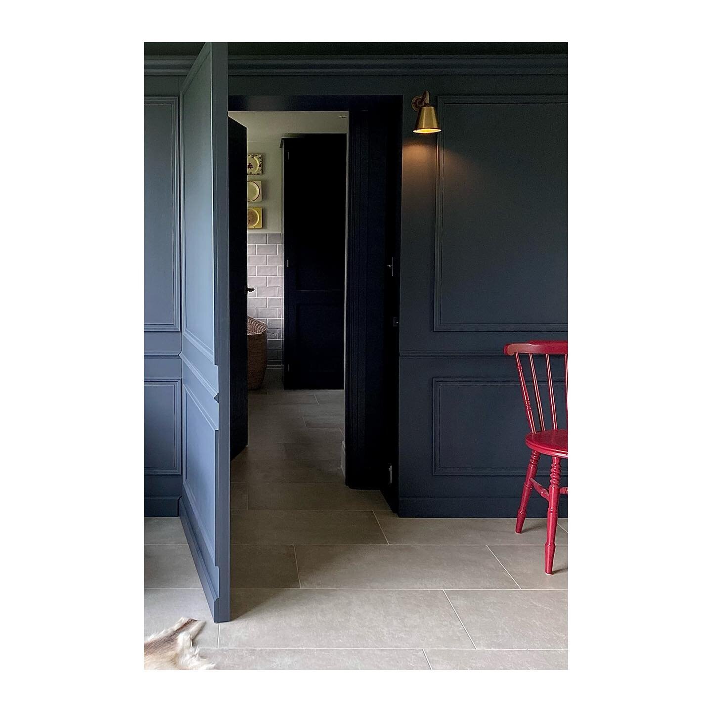 Do love the element of mystery created by a hidden door within panelling..
.
.
.
.
#bespokestudy #bespokepanelling #secretdoor #cotswoldinteriors #countryliving