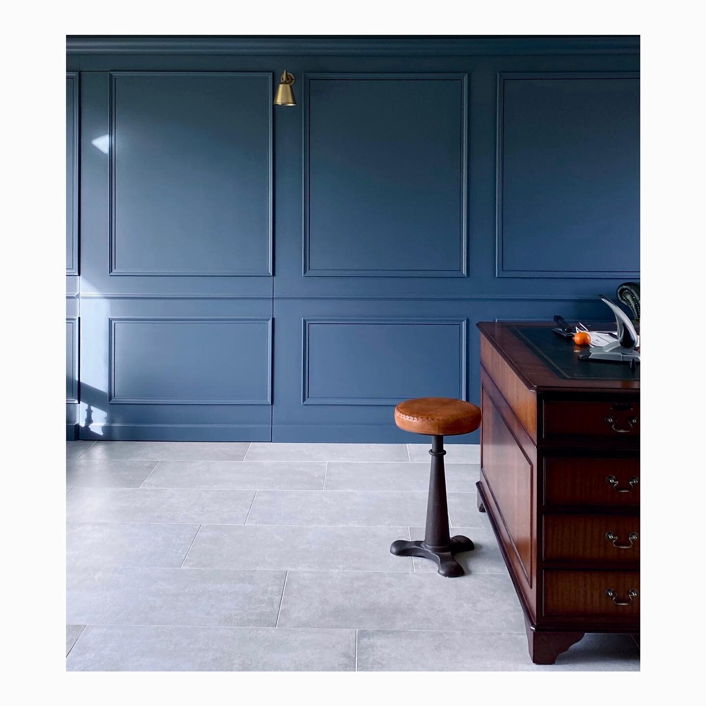 A pic of the lovely bespoke panelled wall with hidden door we enjoyed creating over at the Old Watermill project..
.
.
.
.
#bespokestudy #bespokepanelling #countryliving #countryinteriors #interdesigner #cotswoldsinteriors #cotswoldliving