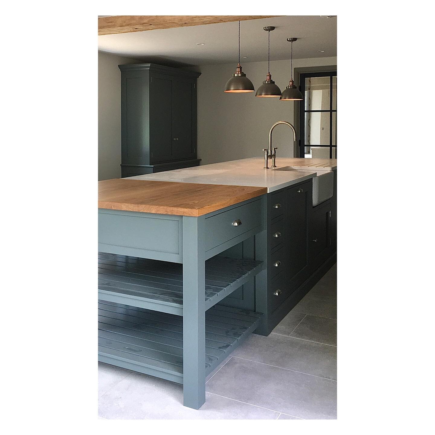 Another little image from our Old Watermill project in Oxfordshire.. such a lovely space and clients..
.
.
.
.
#bespokekitchen #handpaintedkitchen #oldbeams #periodhome #oxfordshire #perrinandrowe #rowenandwren #kitchenisland #interiordesign