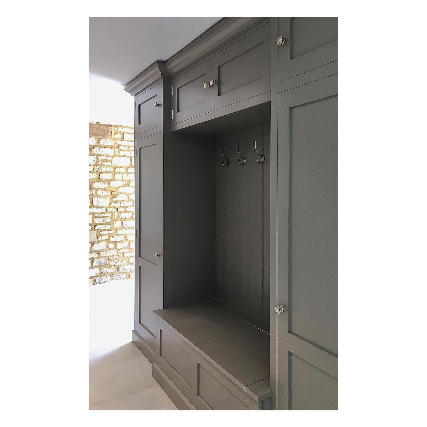 Some lovely new bespoke furniture for a lovely entrance hall
.
.
.
.
#bespokefurniture #cotswolds #benchseating #coathooks #cotswoldstone #interiordesigns