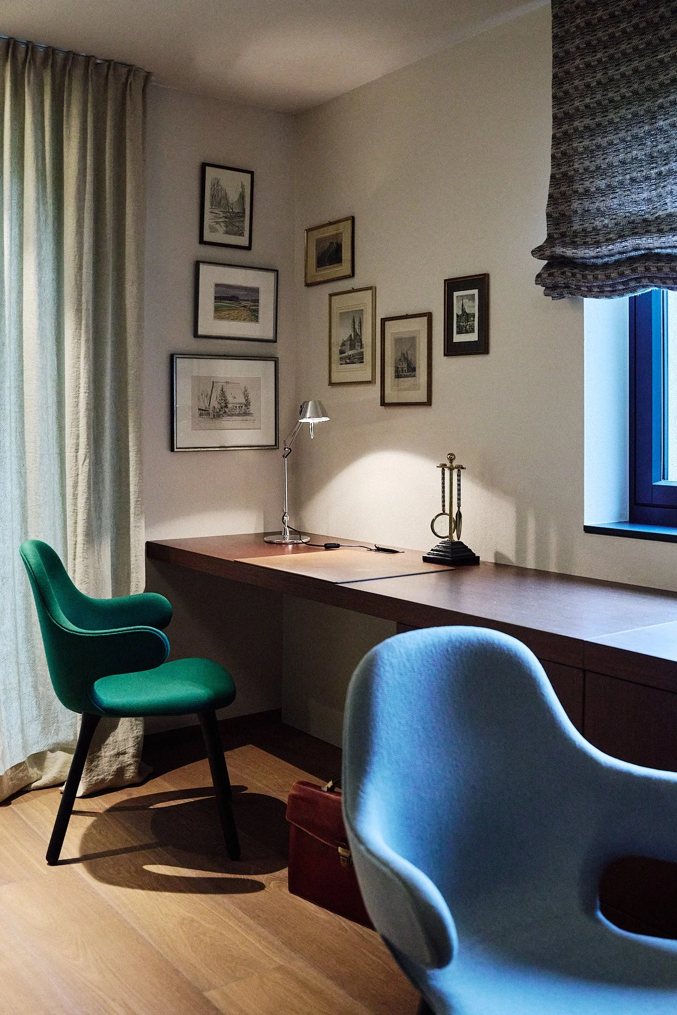 Arbeitsbereich im Gartenappartement mit individuell entworfenem Schreibtisch für zwei Arbeitsplätze, Catch Chairs von &Tradition sowie abgestimmten Vorhängen und Raffrollos.