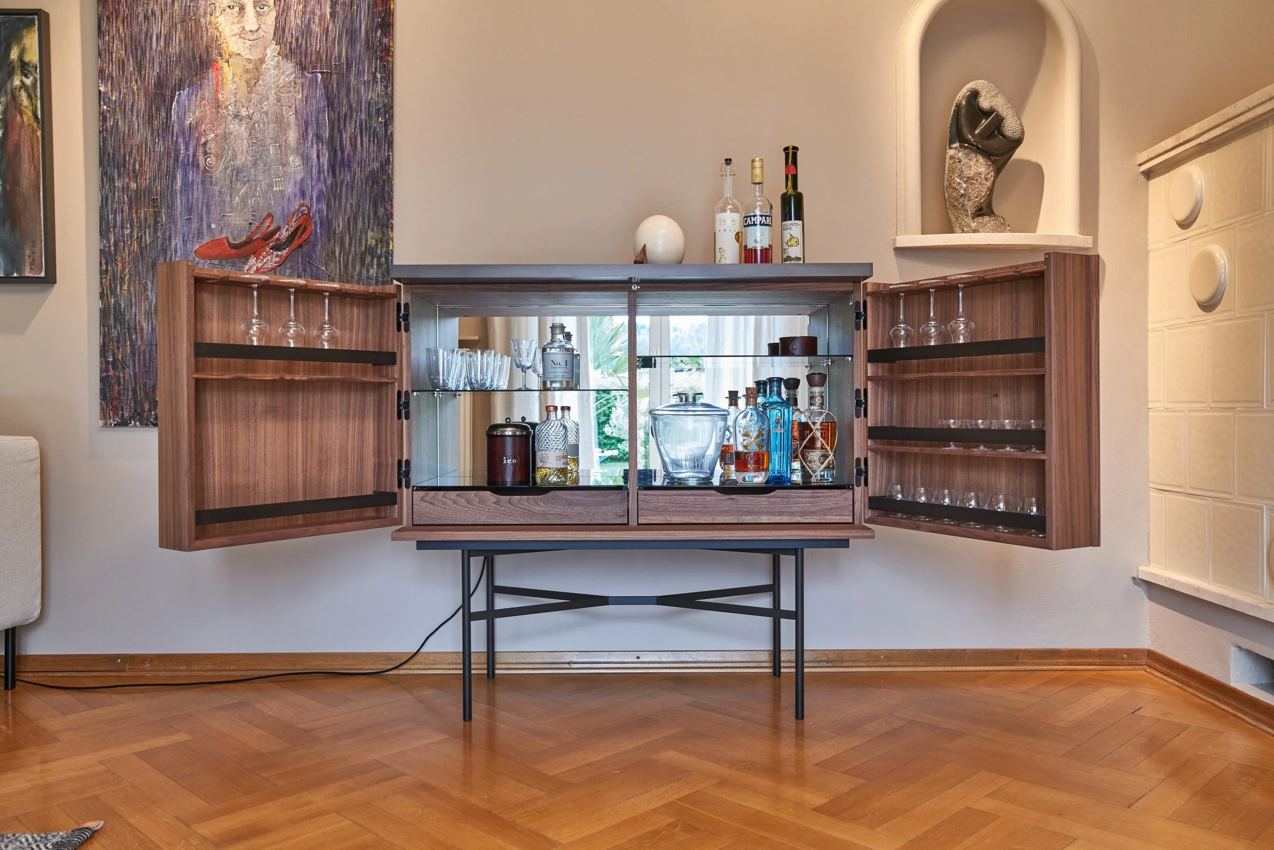 Ausgewähltes Barmöbel aus Nussbaum im neu gestalteten Wohnzimmer eines Wohnhauses in Salzburg.