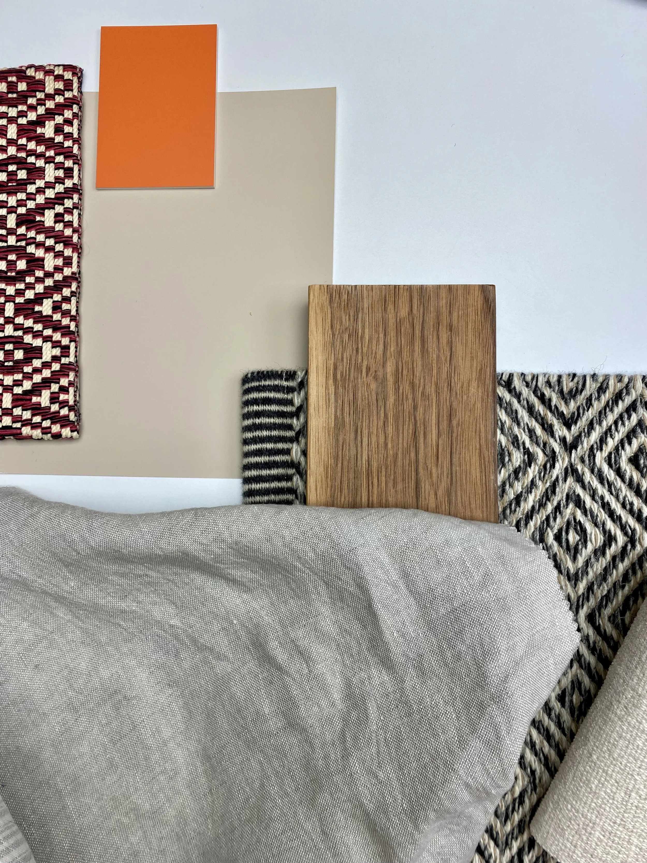 Material- und Farbkonzept mit Textilien, Teppich, Holz und Farbtönen für das Projekt Art & Living in Salzburg.