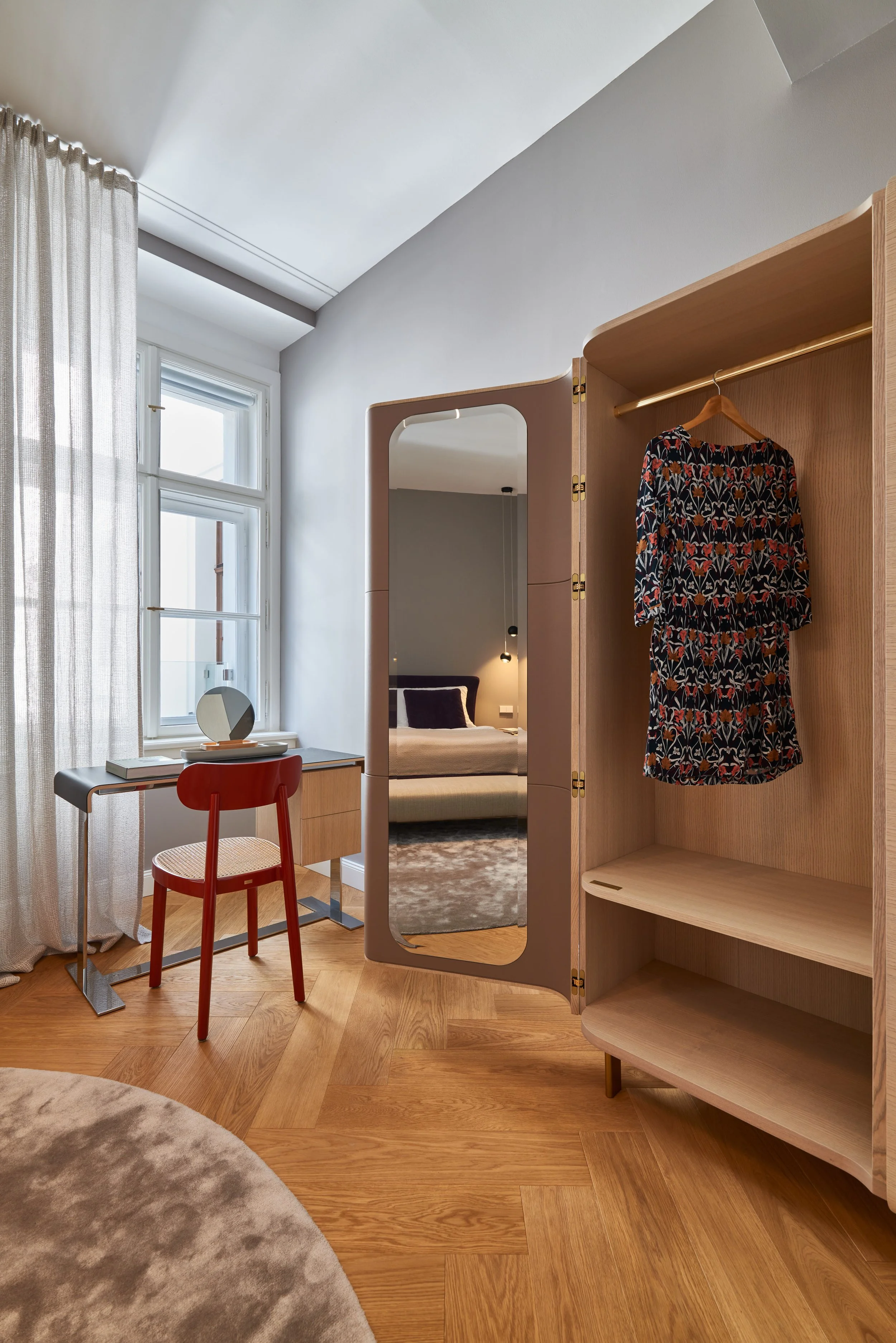 Schrank und Schminktisch in einer historischen Wiener Altbauwohnung