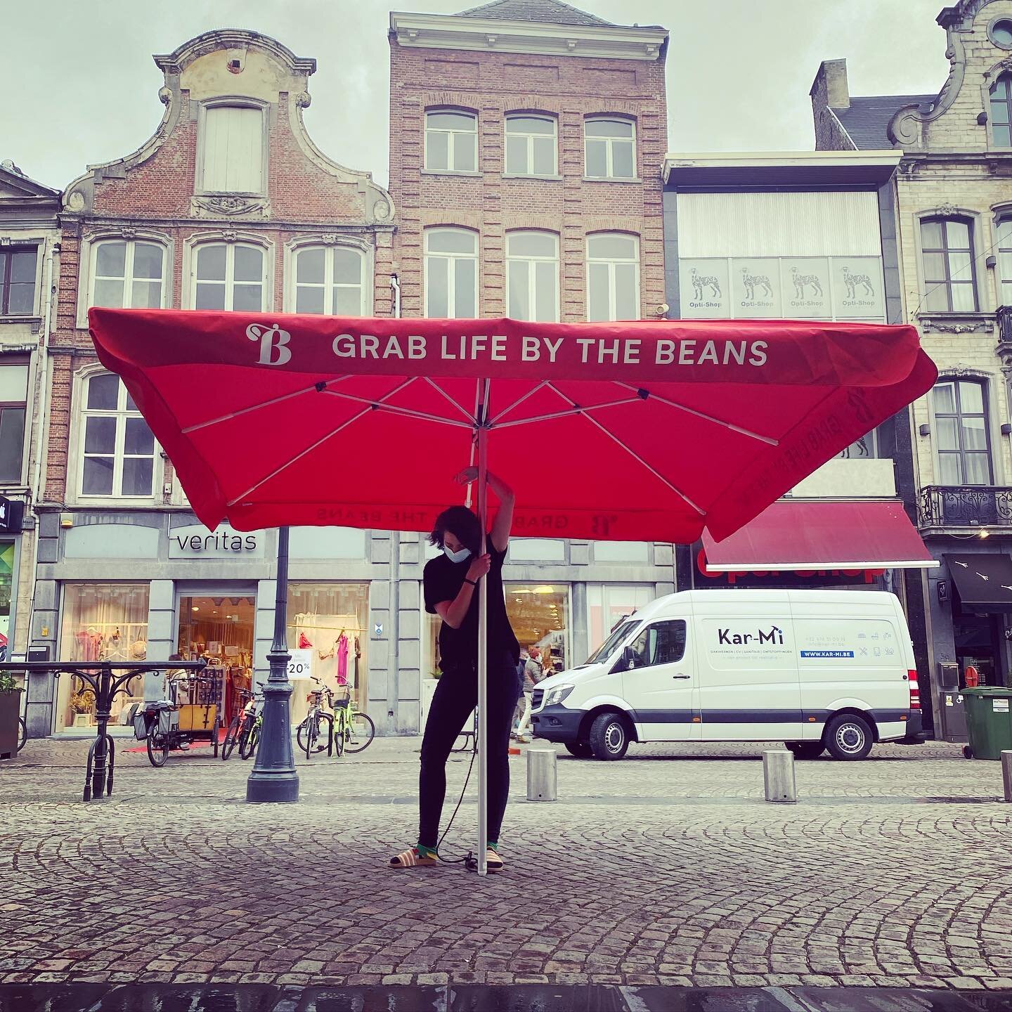 Nieuwe parasols 🥳 Die zijn goed tegen de zon EN de regen! 🙌