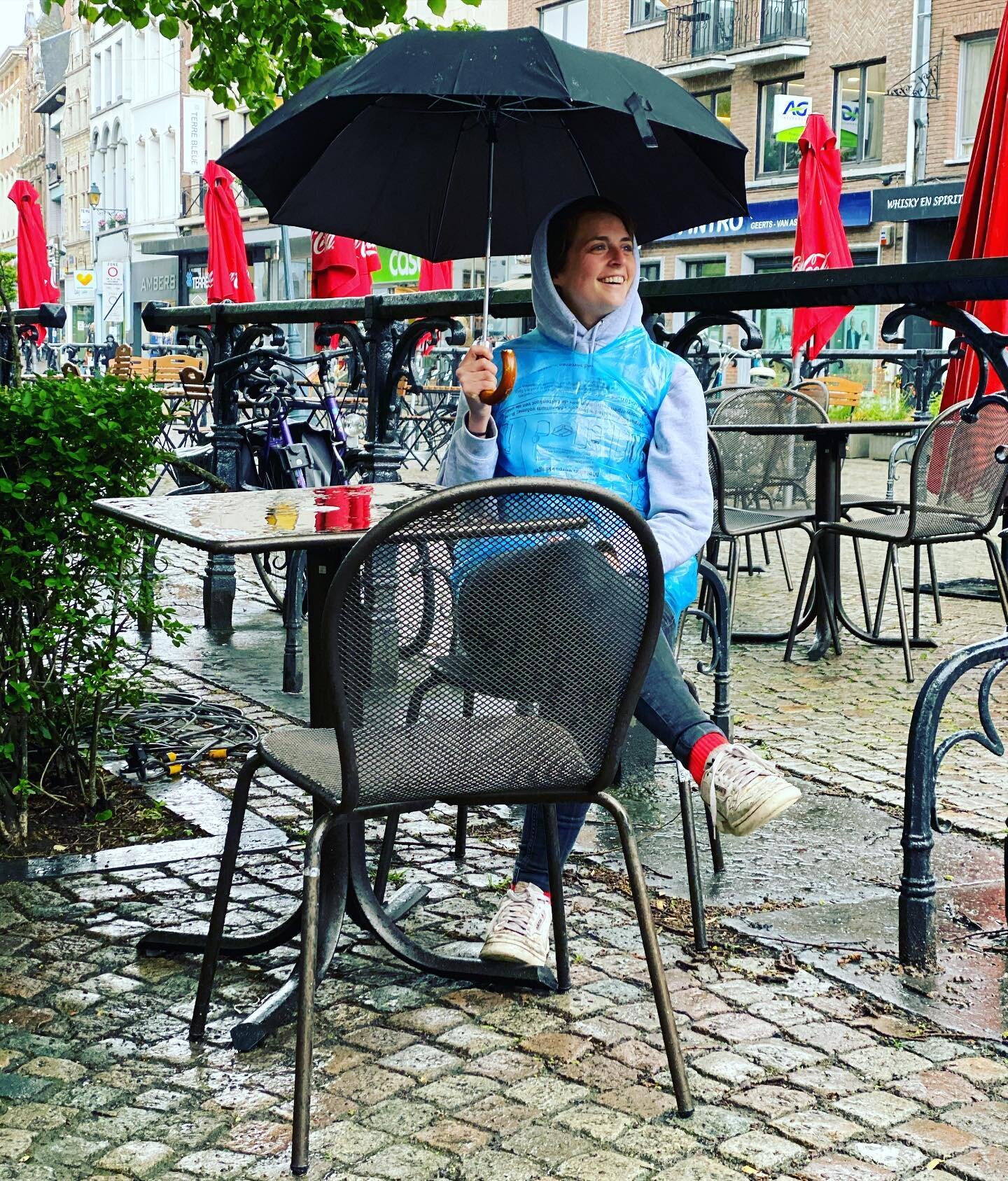 Heerlijk terrasjesweer! Maar vergeet je poncho en paraplu niet! Tip van de dag: een pmdzak is een prima poncho ☔️ #2800love #terrasjesweer