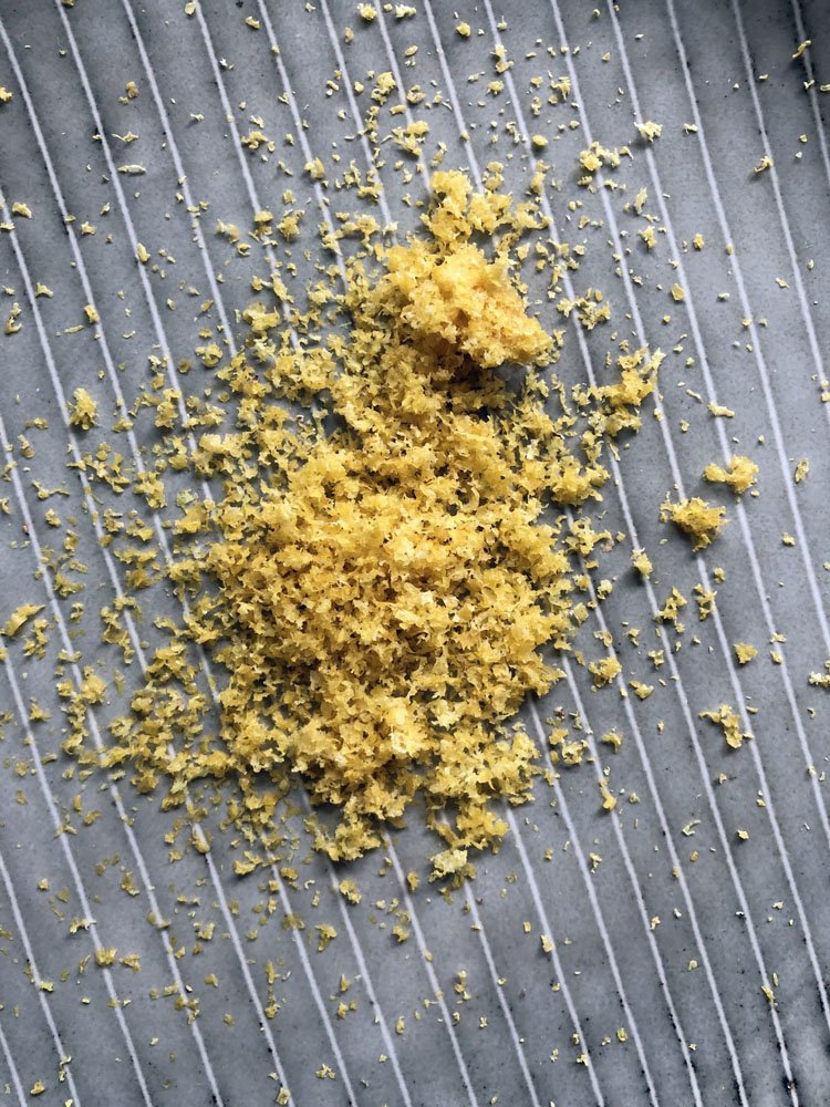  Abrieb einer Bio-Zitrone für Zitronen-Mandel-Kuchen ohne Mehl 