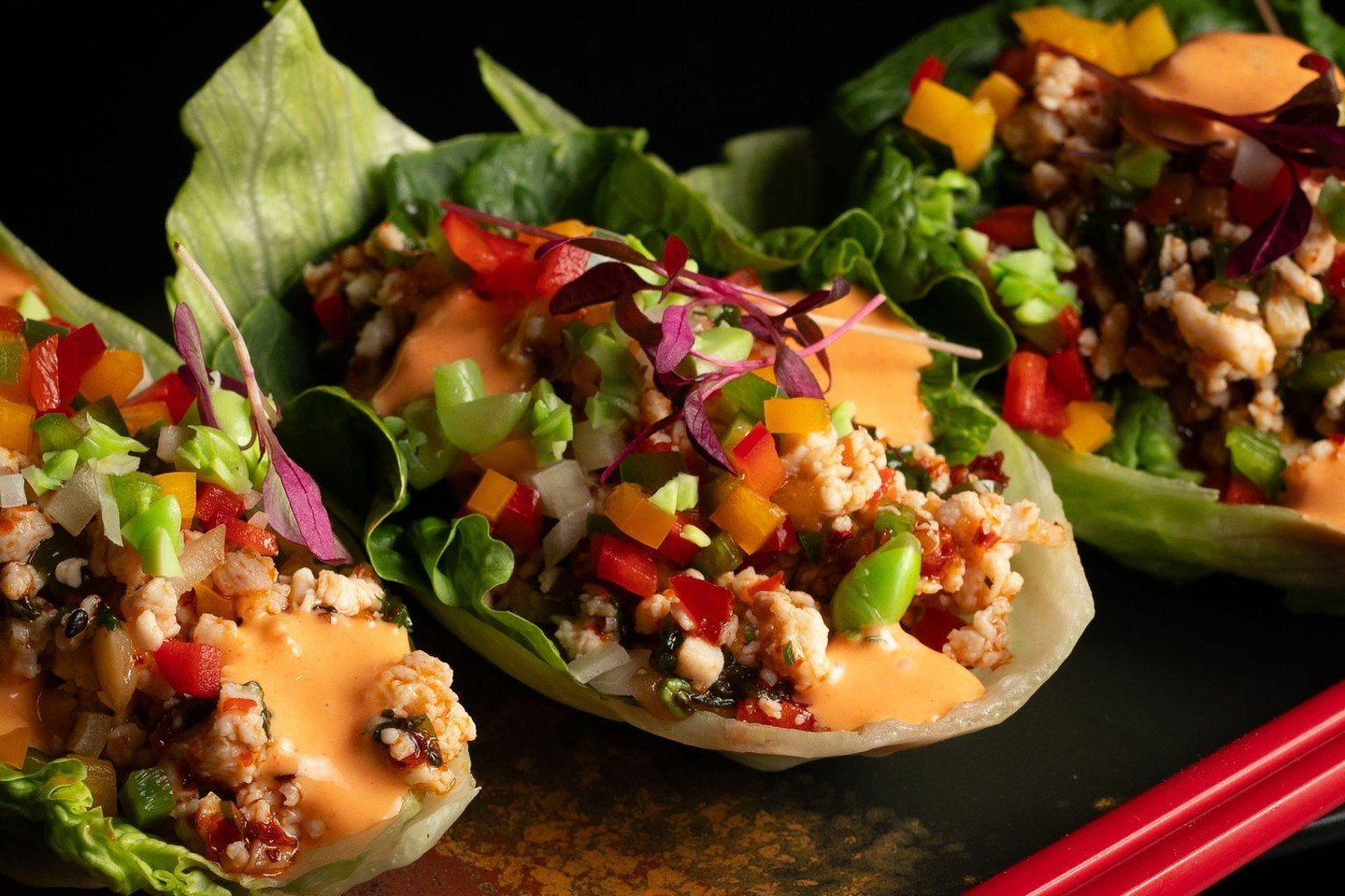 𝑺𝒂𝒏 𝑪𝒉𝒐𝒚 𝑩𝒐𝒘.

Western Chinese Lettuce Wraps with Ground Chicken, Basil, Garlic, Ginger, Water Chestnuts, Mushroom, Siracha Mayo and Pickled Cucumber.