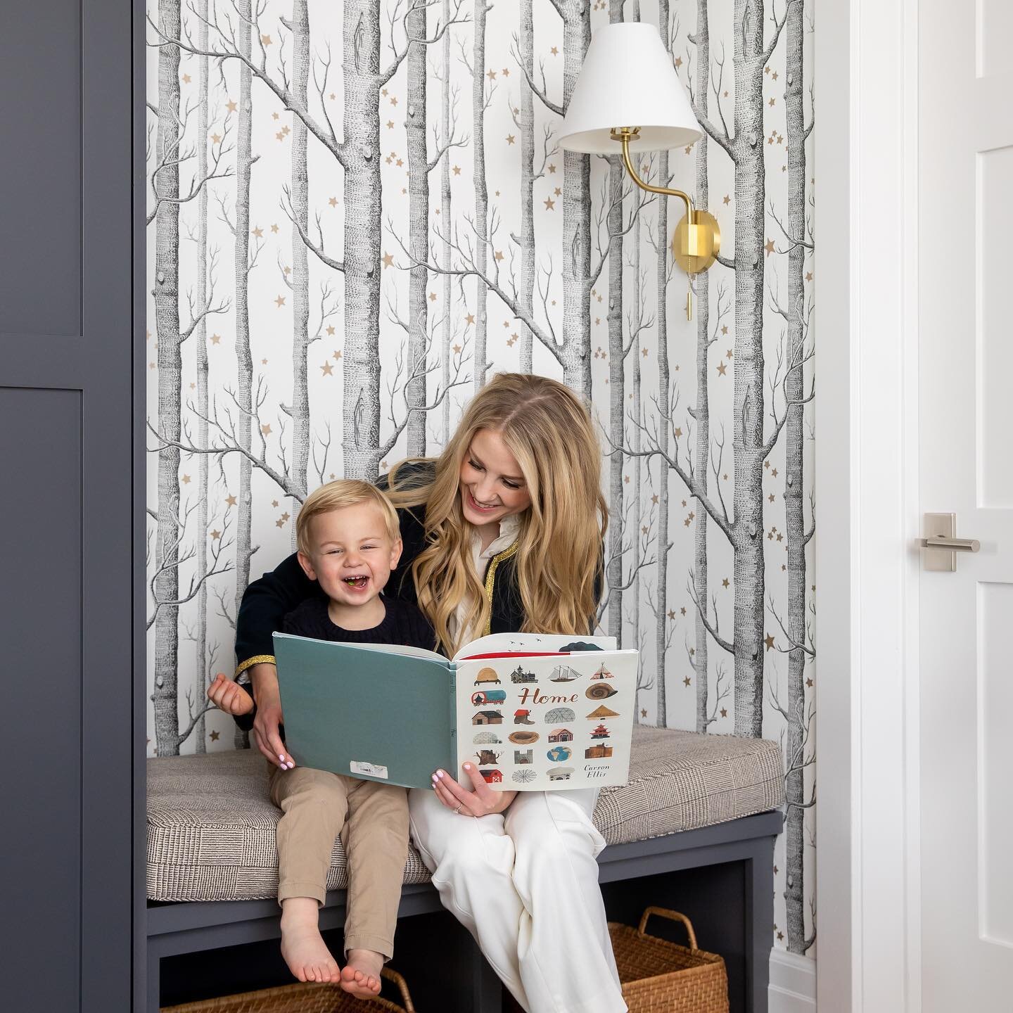 How we love the little tucked away quiet places in some of our favorite homes! Creating magical memories for years to come ✨
.
.
.
.
.
Design: @suzanne_mcaleer 
Styled: @noellewrightstyles 
Photo: @lindsay_salazar_photography 
Build: @cameohomesinc 
