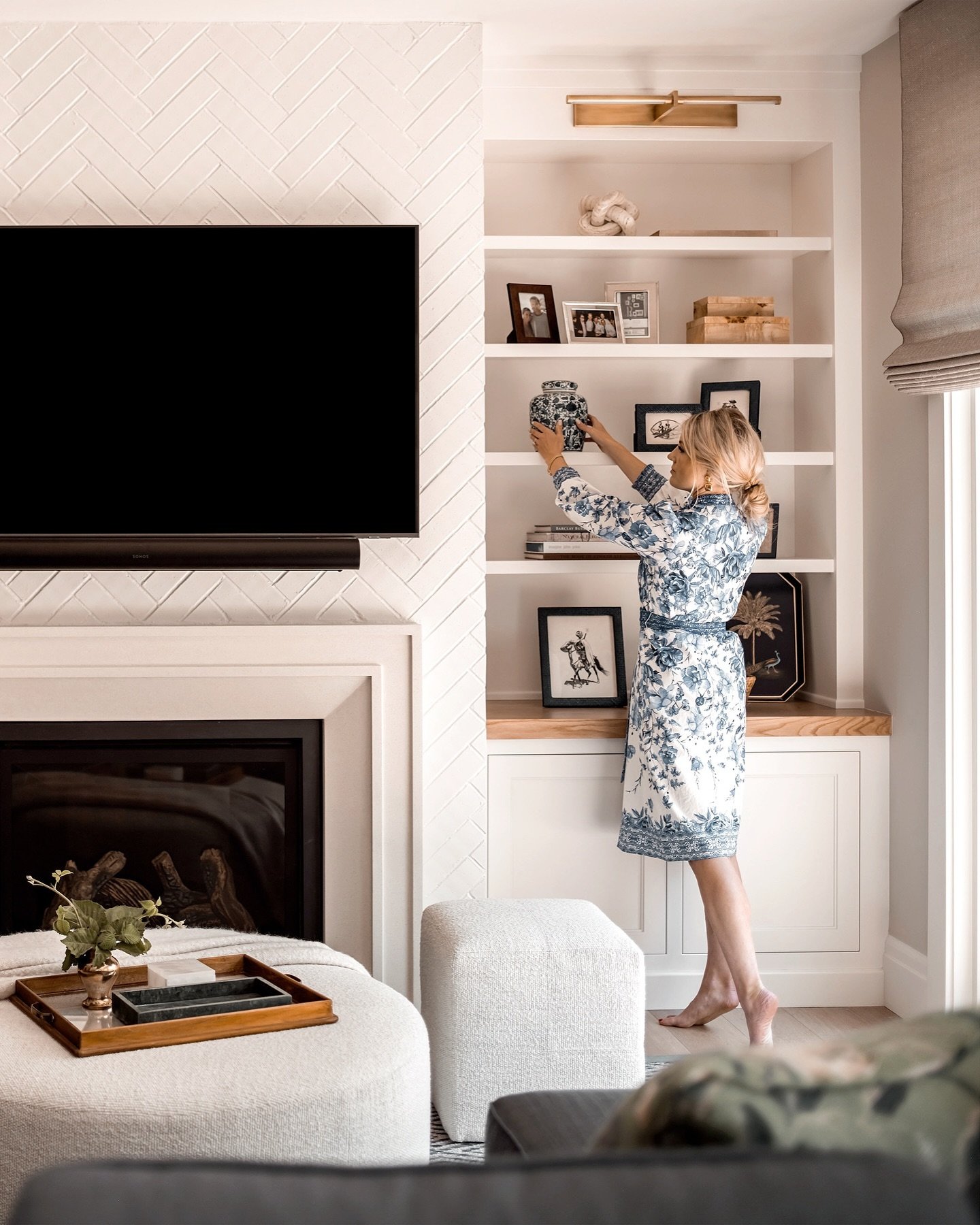 Carefully curated shelves add interest and charm to this cozy den! ✨
.
.
.
.
.
.
.
.
📸: @joshwacaldwell 
Styled by: @noellewrightstyles