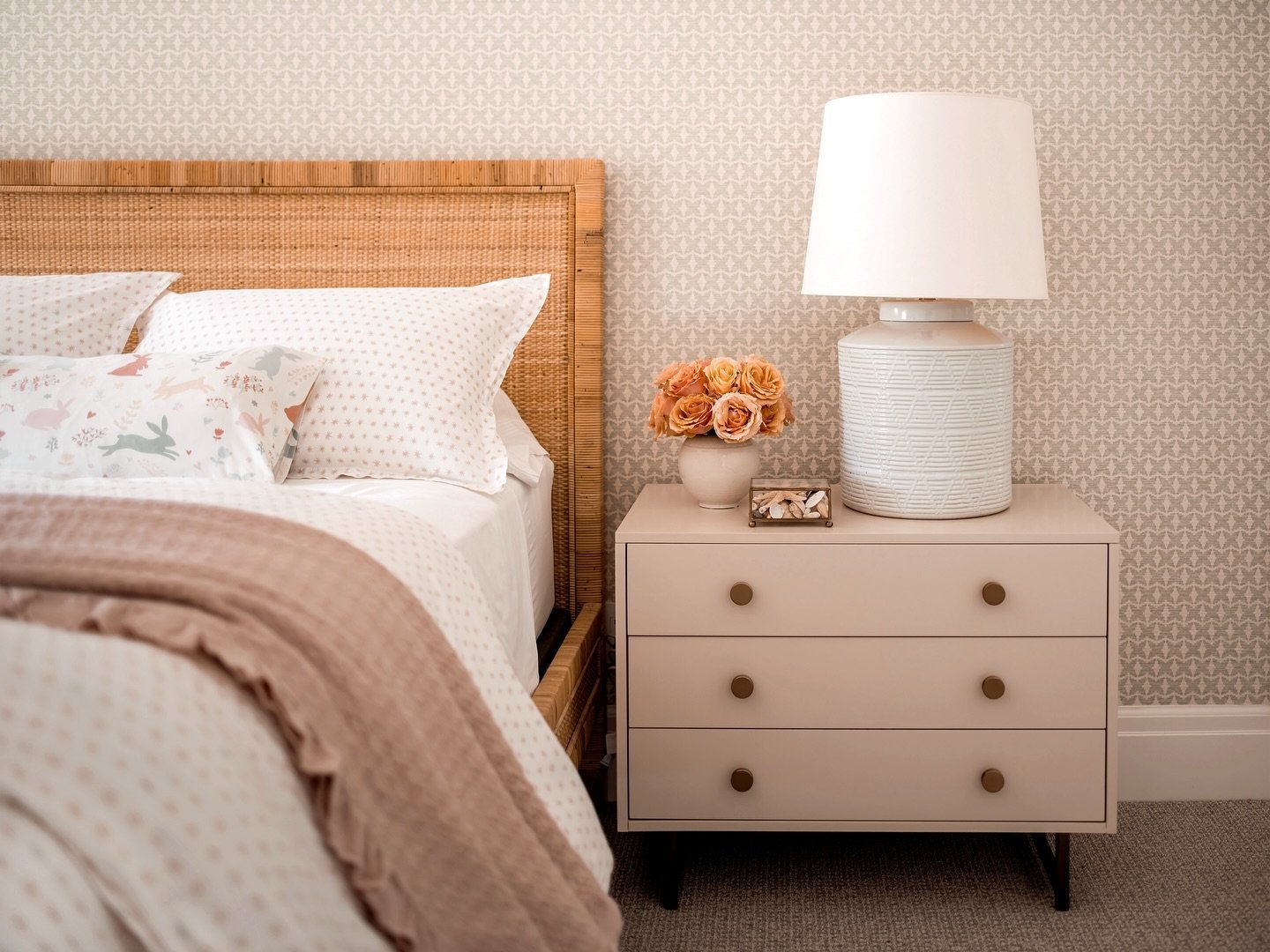 Just on the other side of a cute little bathroom is the cutest little bedroom to match! And we have to say this @thibaut_1886 @cateye_erin wallpaper really creates the space! 😊
.
.
.
.
.
.
.
.
.
📸: @joshwacaldwell 
Styled: @noellewrightstyles
