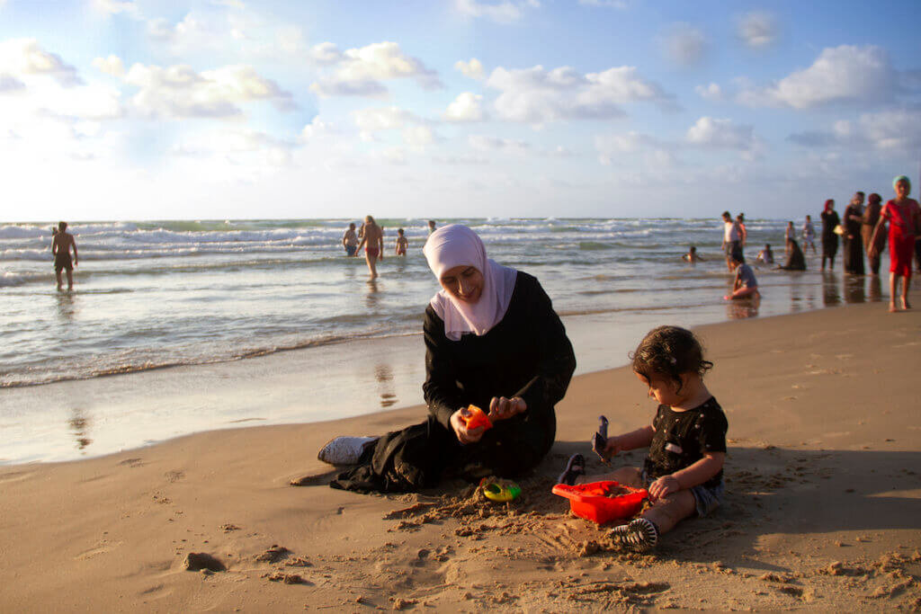 Disfrutando la playa, Jaffa, Agosto 8. Foto: Dareen Tatour