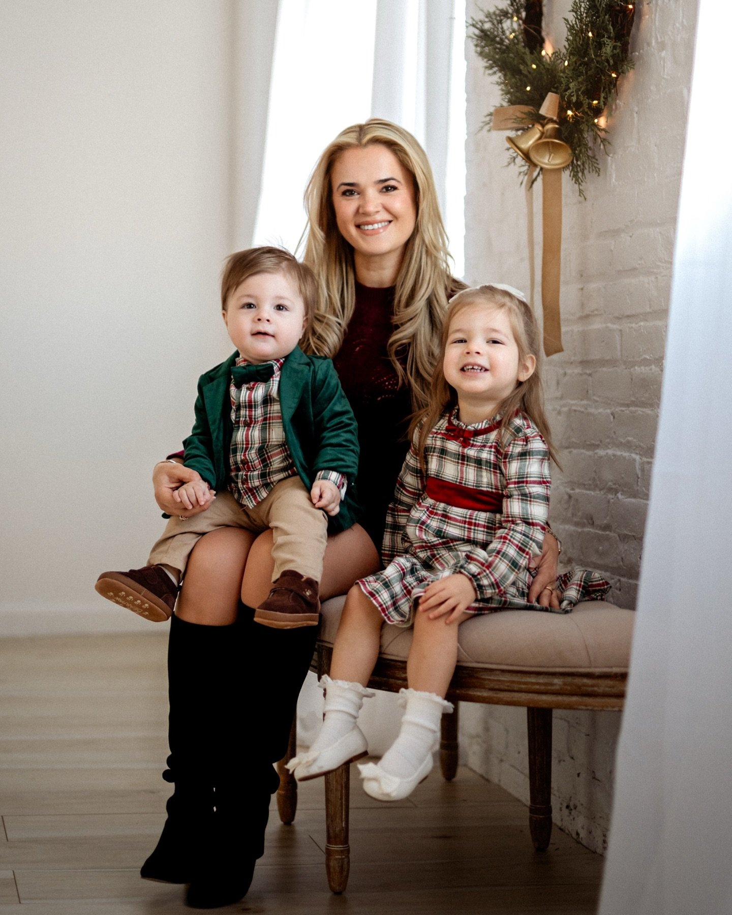It&rsquo;s Friday! Loving this clean and classy Christmas setup at Studio at The Mills. 

🌲🤍