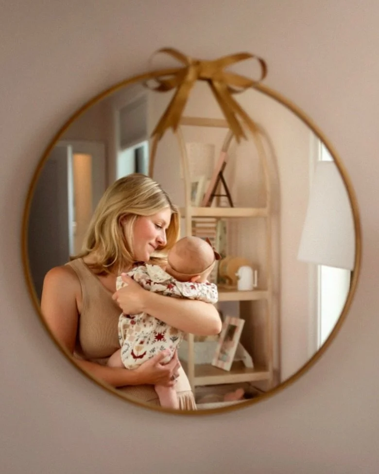 Roses are red,
Violets are blue,
Instead of just chocolates,
A photo session just for you!

📷
 
My first try was even worse: 

Roses are red,
Violets are blue,
If you are still searching for the perfect Valentine&rsquo;s Day gift for your true love,