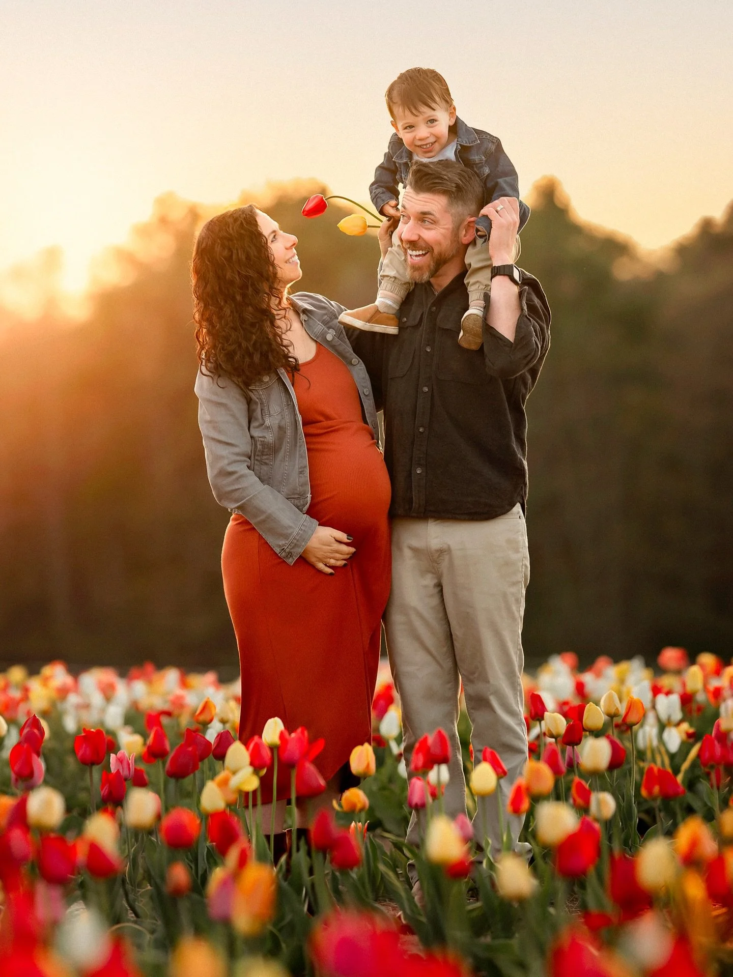 If you love that 🌷SPRING COLOR🌷 these sessions are for you! 

📅Saturday, May 2nd and May 9th in the most glorious tulip field on the north shore. 

Link in bio!

🥰☀️