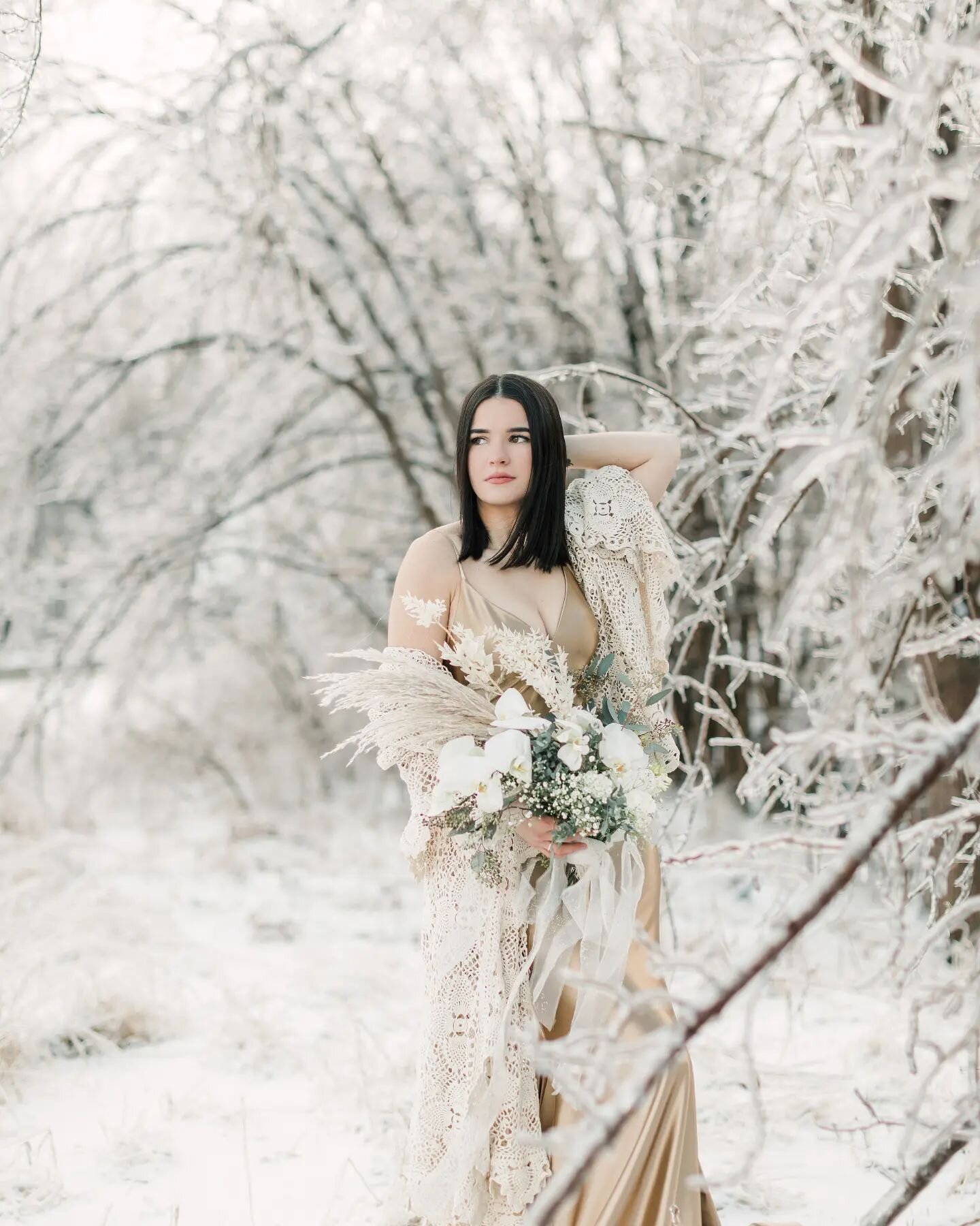 Quick little story,  my power was out because of the ice ( that is horrible but absolutely beautiful)  so I was driving around to keep the kiddos warm,  and my phone started dinging and then a quick phone call from the beautiful @sherripoirierphotogr