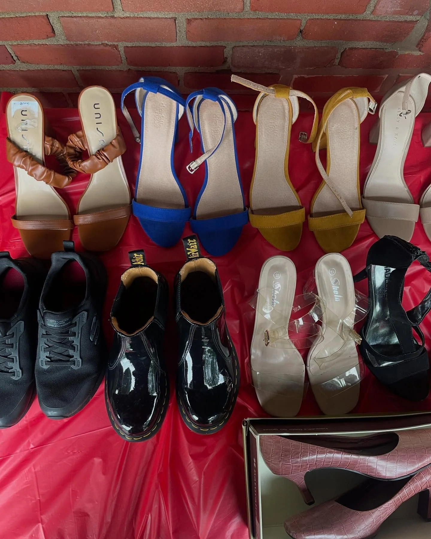 We&rsquo;ve got some good picks for you all to check out during our yard sale at Theatre Harrisburg today!! See something you like? We are open to bargains and best offers as well🥰
