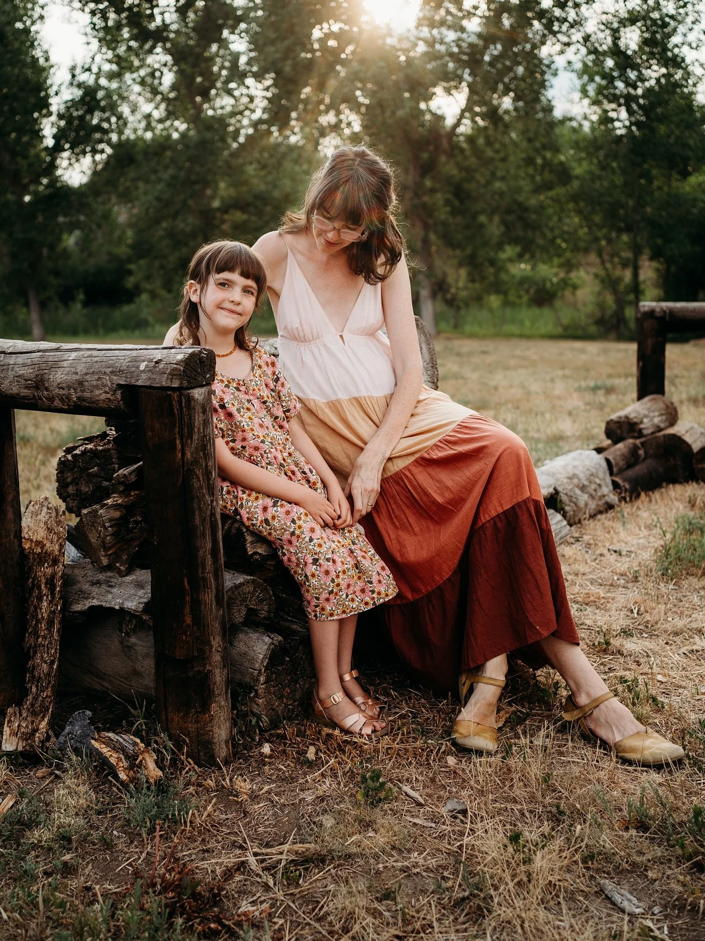 The light moved gently, the air was soft, and the moment stretched just long enough to notice. It felt like one of those memories that lives in the back pocket of childhood. Easy and full.
Denver newborn family photographer maternity photoshoot Colo