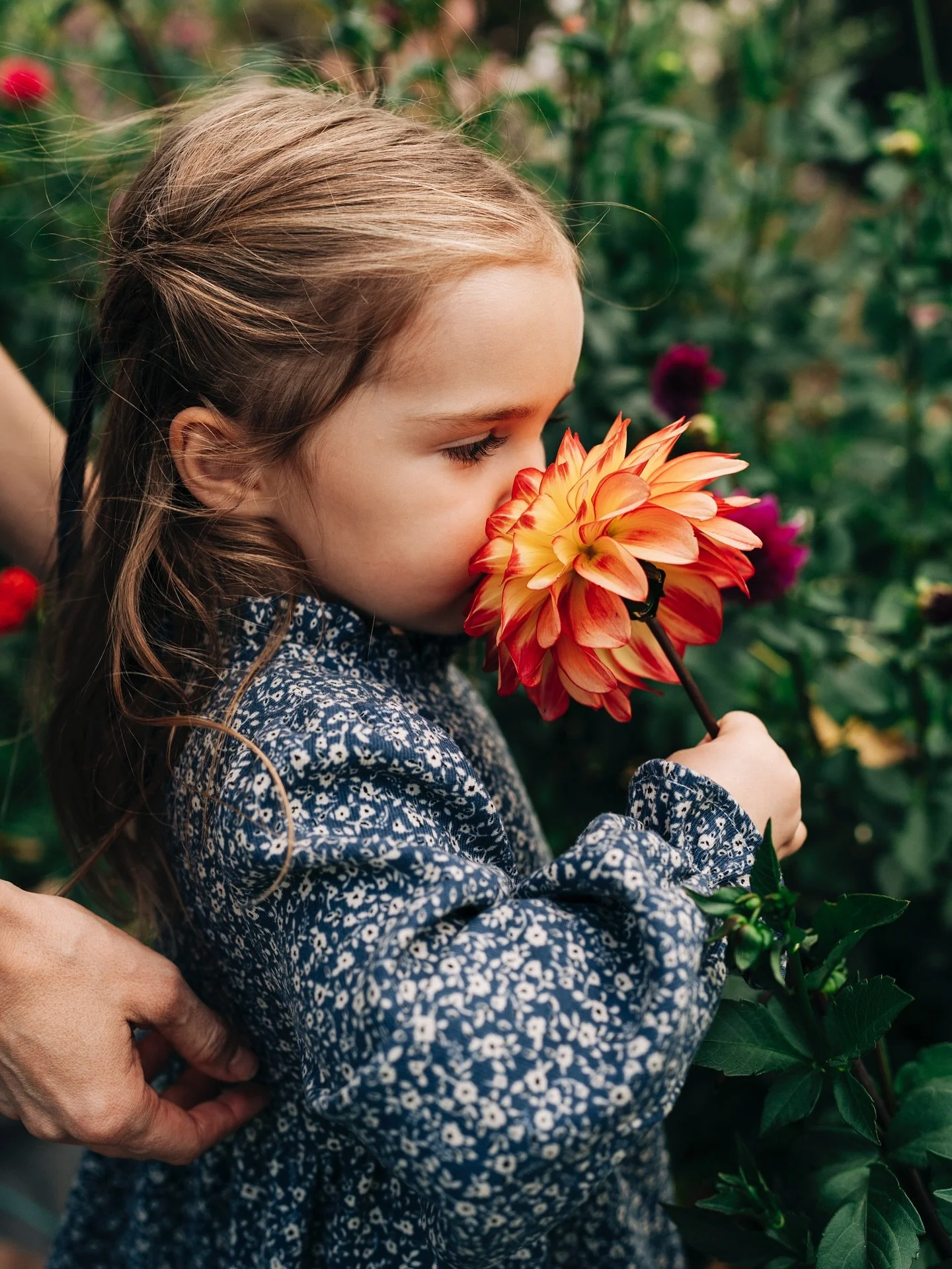 Some places invite everyone to slow down without even trying. Kids wander into their own little worlds, parents loosen their shoulders, and suddenly the tiniest moments begin to shine. These sessions always surprise me with how much personality slips