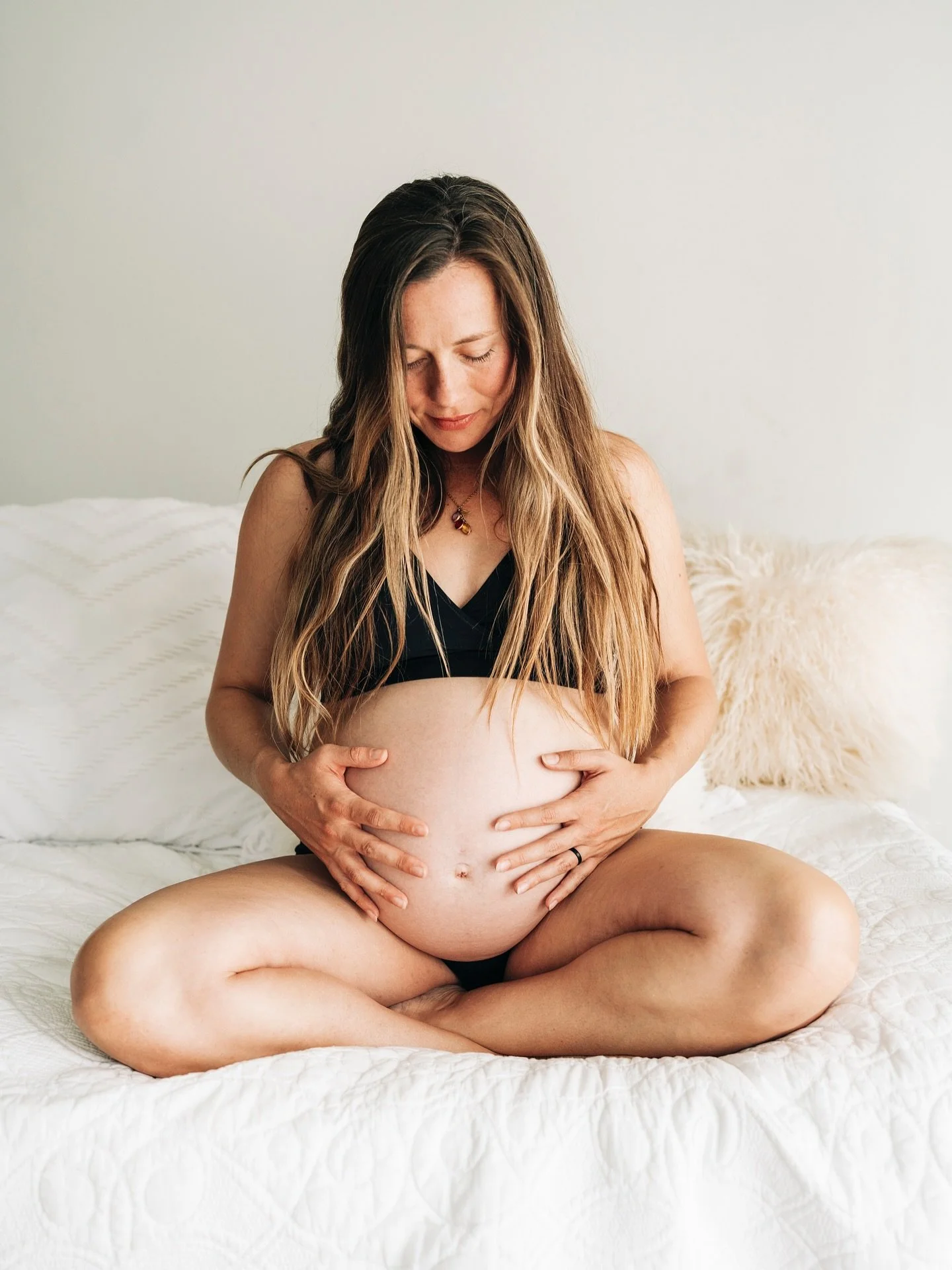 Every angle tells a little piece of the story. The curve of her belly the way her hands find their place without thinking the softness of loose hair brushing forward. There is a gentle joy in these frames that feels timeless and very real.

#newborn 