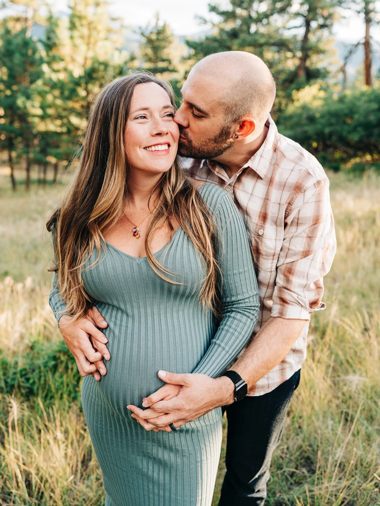 There is so much quiet joy in this season. The soft smiles, the easy closeness, the feeling that something wonderful is right around the corner. Moments like these always feel extra special to capture.

#newborn #familyphotographer #maternityphotosho