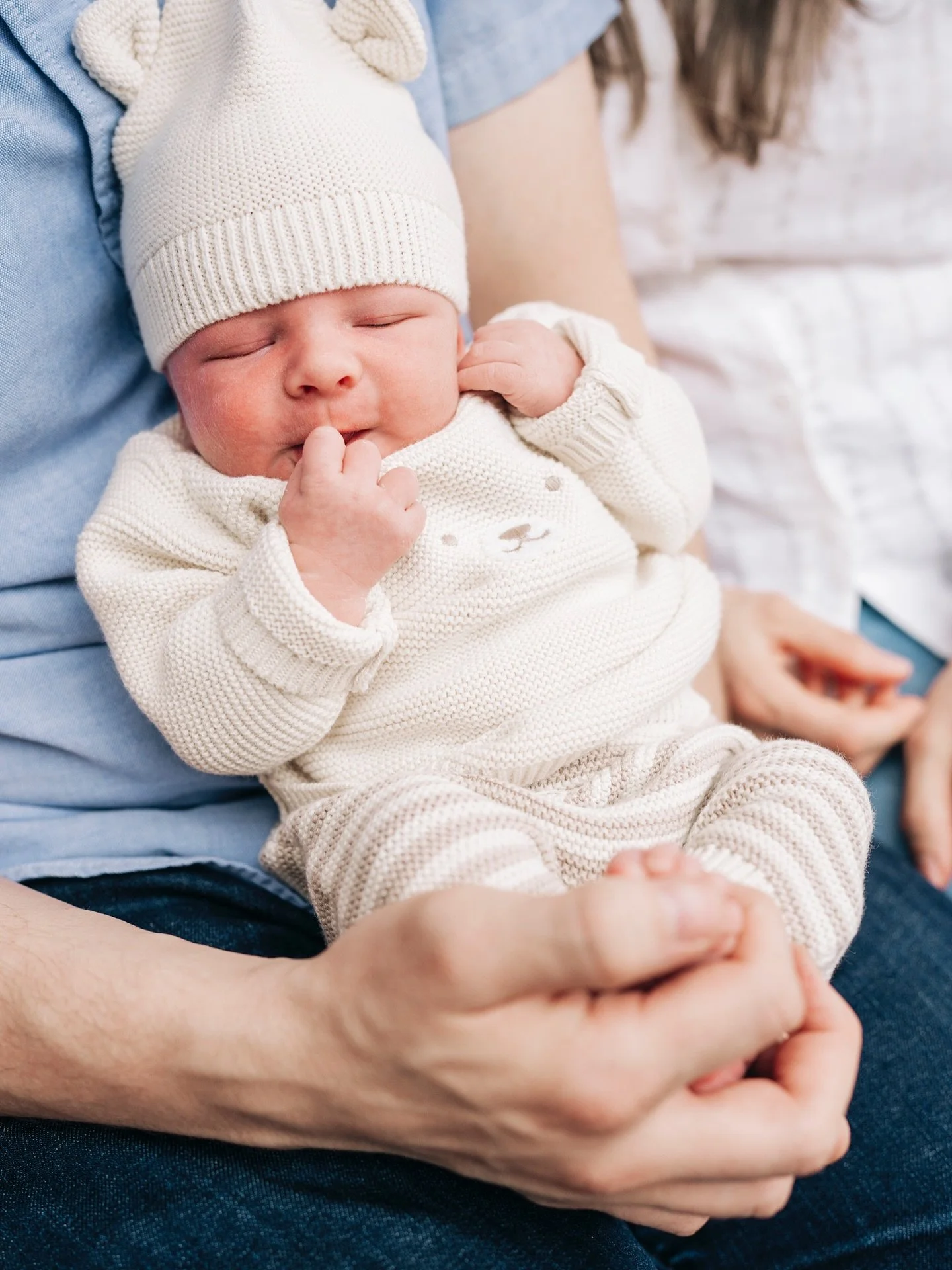 These first weeks of life are filled with so much tenderness and quiet magic. When the whole world narrows down to warm embraces, gentle glances, and tiny discoveries each day, you just want to hold onto that feeling forever. Moments like these are v