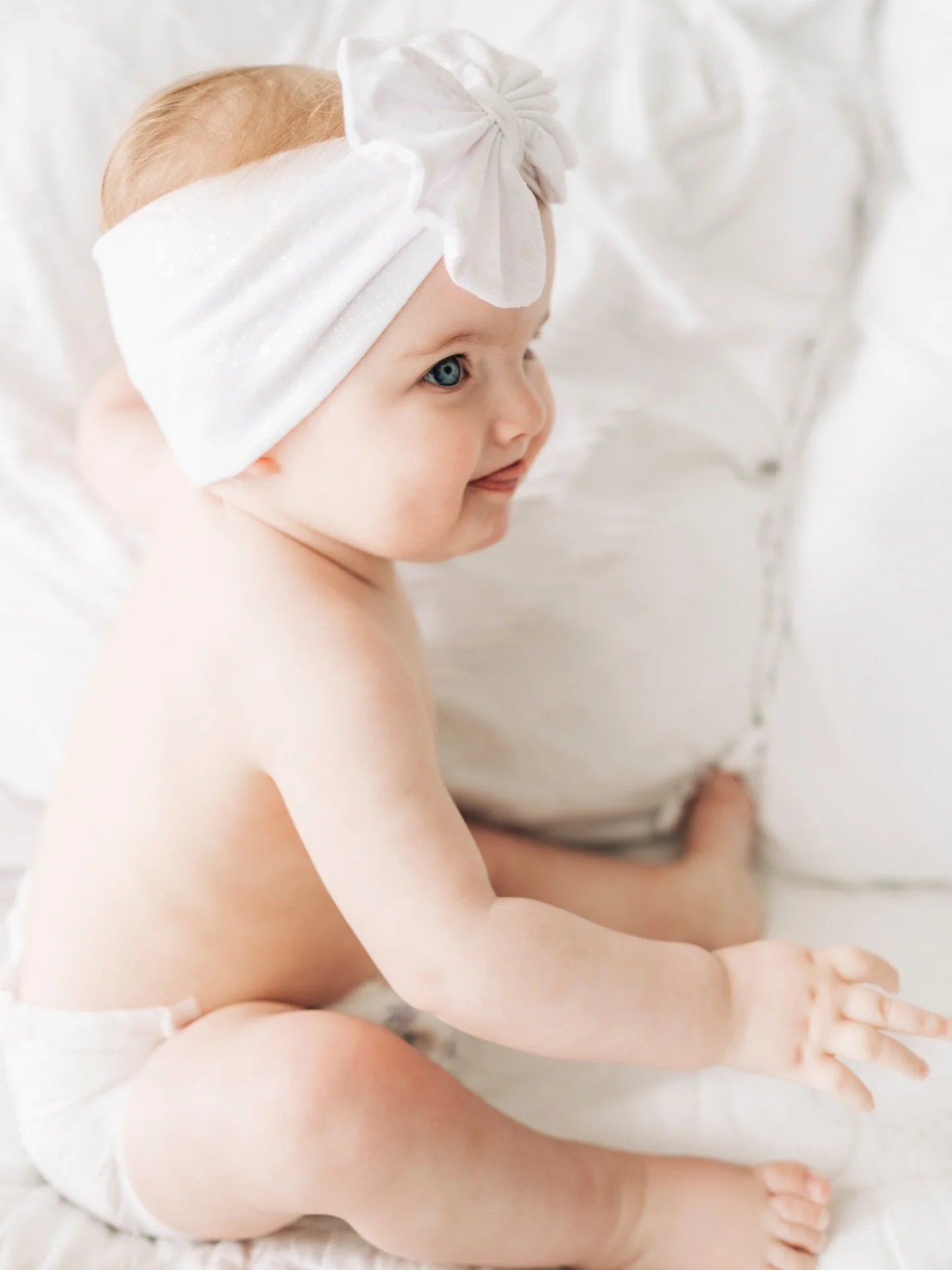 Bright eyes, curious hands, giggles that come out of nowhere and fill the whole room. This stage is playful, tender, and so full of life.
Childhood moves quickly, changing in the smallest details day by day. These in between moments deserve to be rem