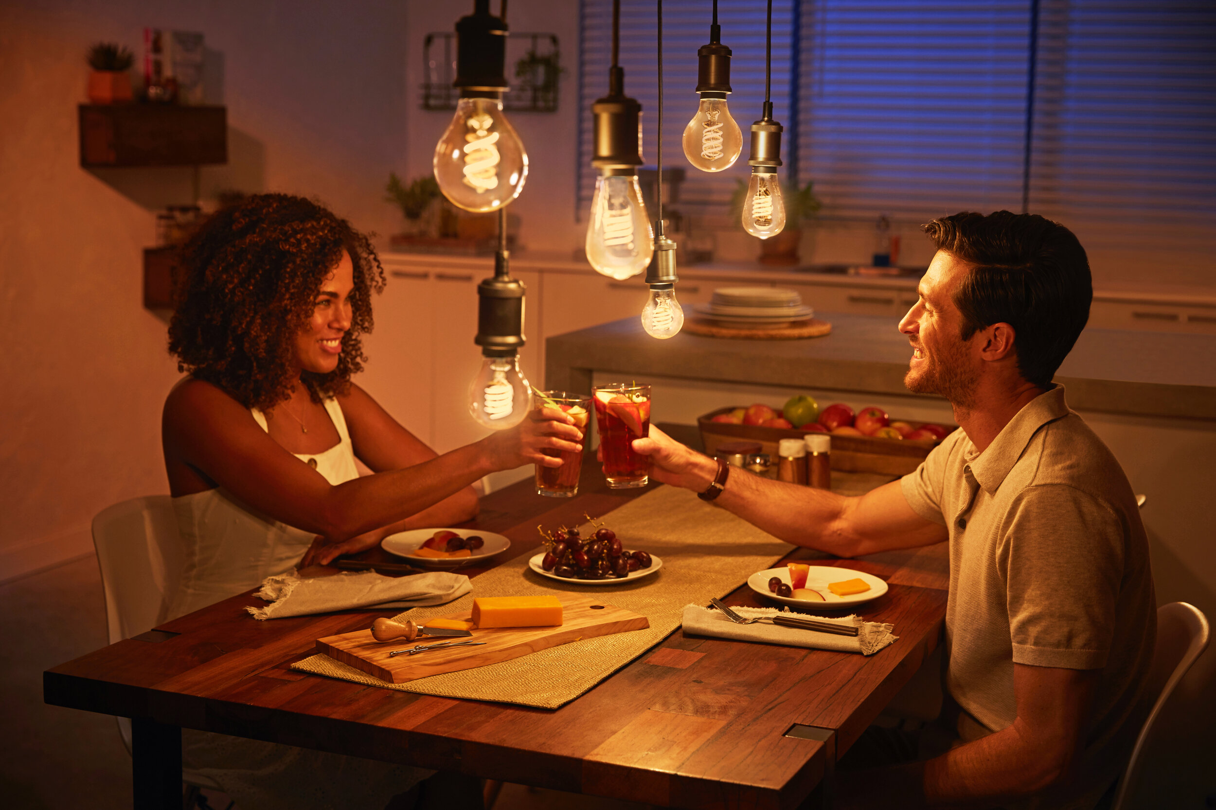 HUE_2019_FILAMENT_ENDBENEFIT_DINNERTIME_WHITE_V2_75_PERCENT_076.jpeg