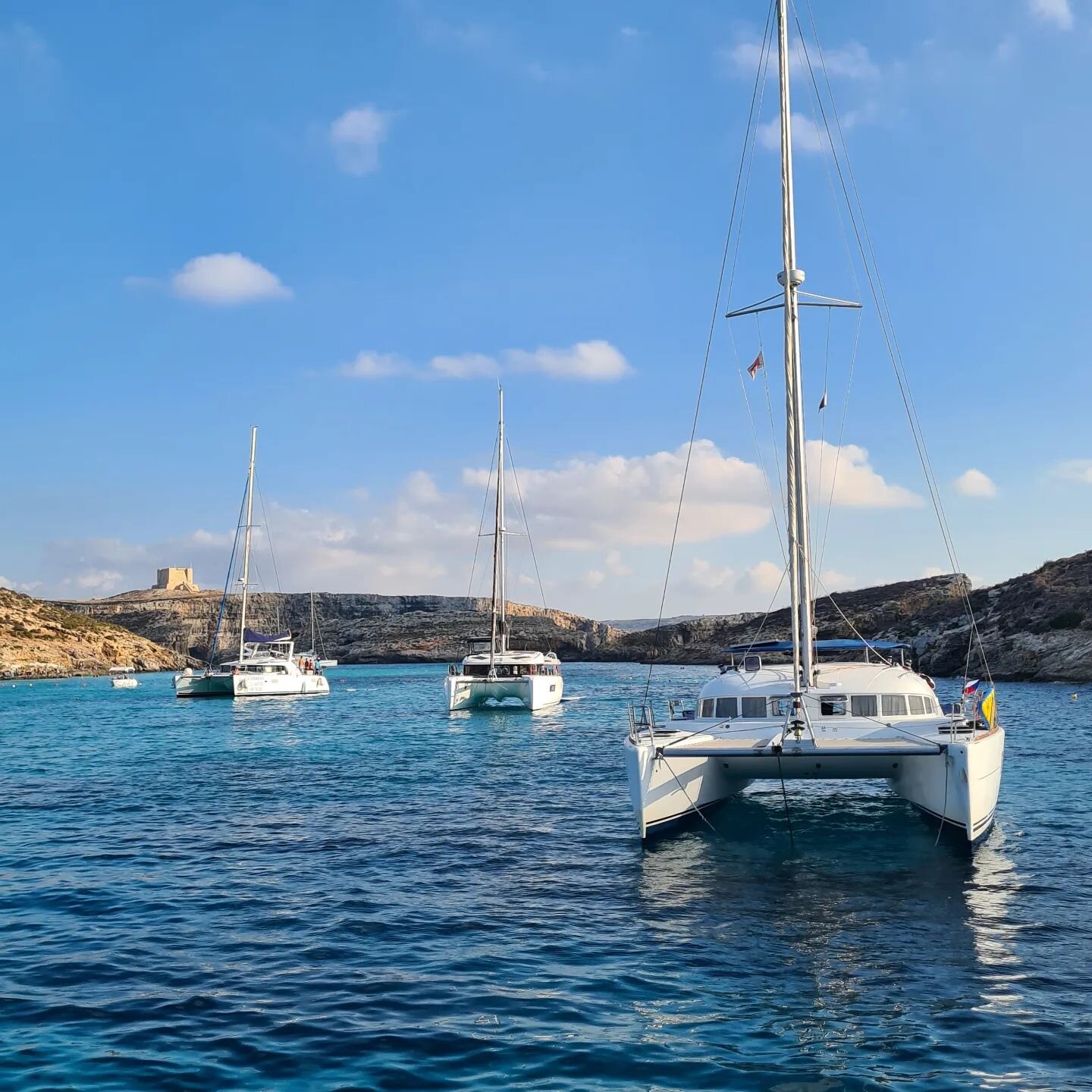 Catamarans on Anchor at the famous Blue Lagoon in Comino 💙 @hotyachtmalta

Season 2024 underway!

#bluelagoonmalta
#yachtcharter 
#travel
#luxurytravel
#maltatravel 
#malta 
#cominoisland 
#gozo
#yachtslifestyle 
#comino