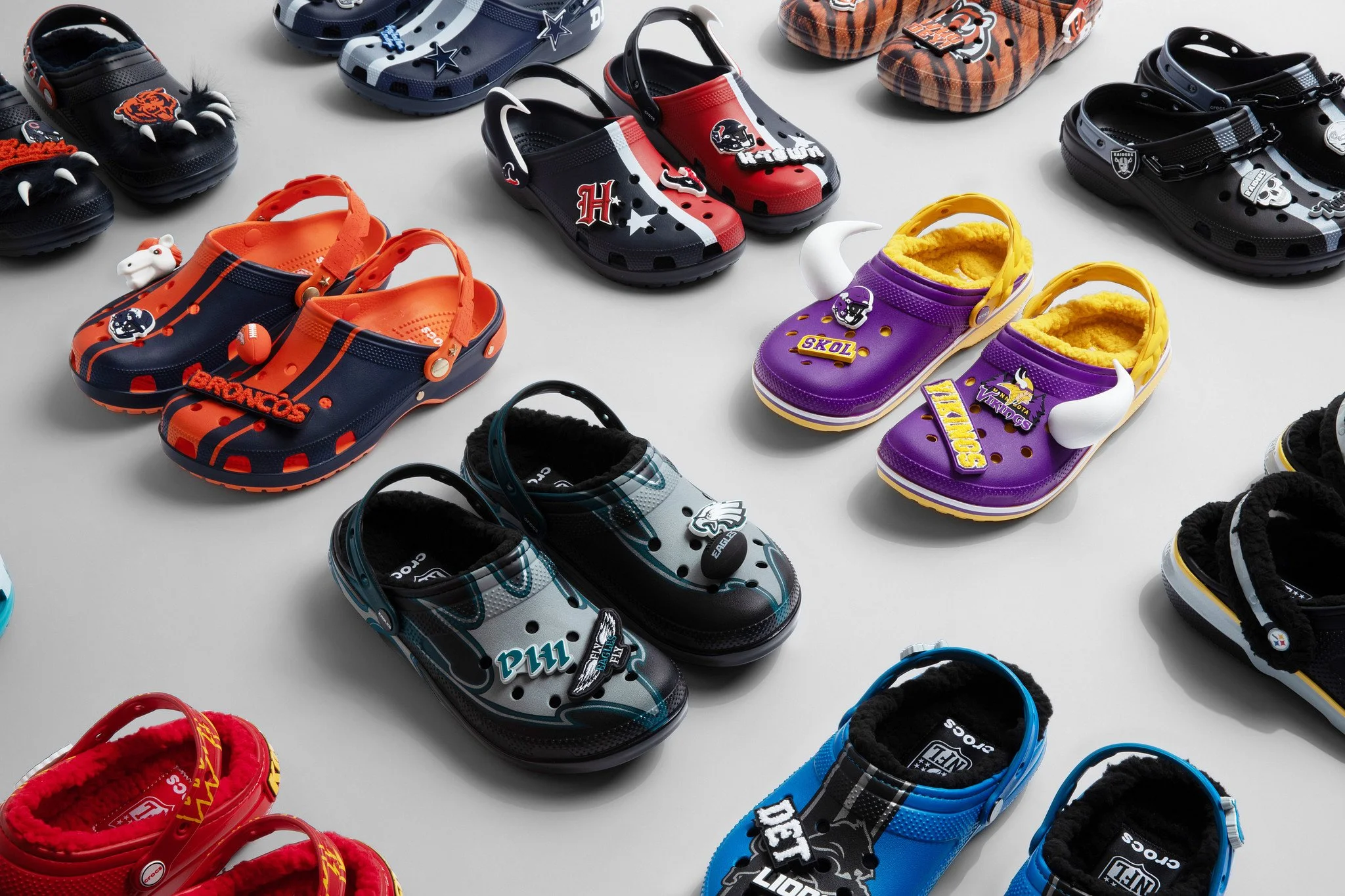 web-b5-Crocs - Global_r2_S4_2025_NFL_still-life_collection_3518.jpg