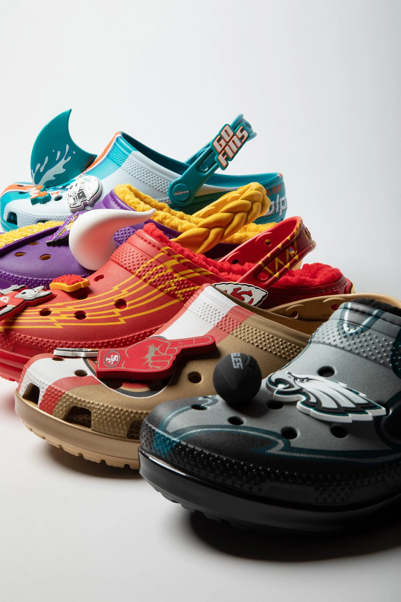 web-7f-Crocs - Global_r1_S4_2025_NFL_still-life_Collection_3043.jpg