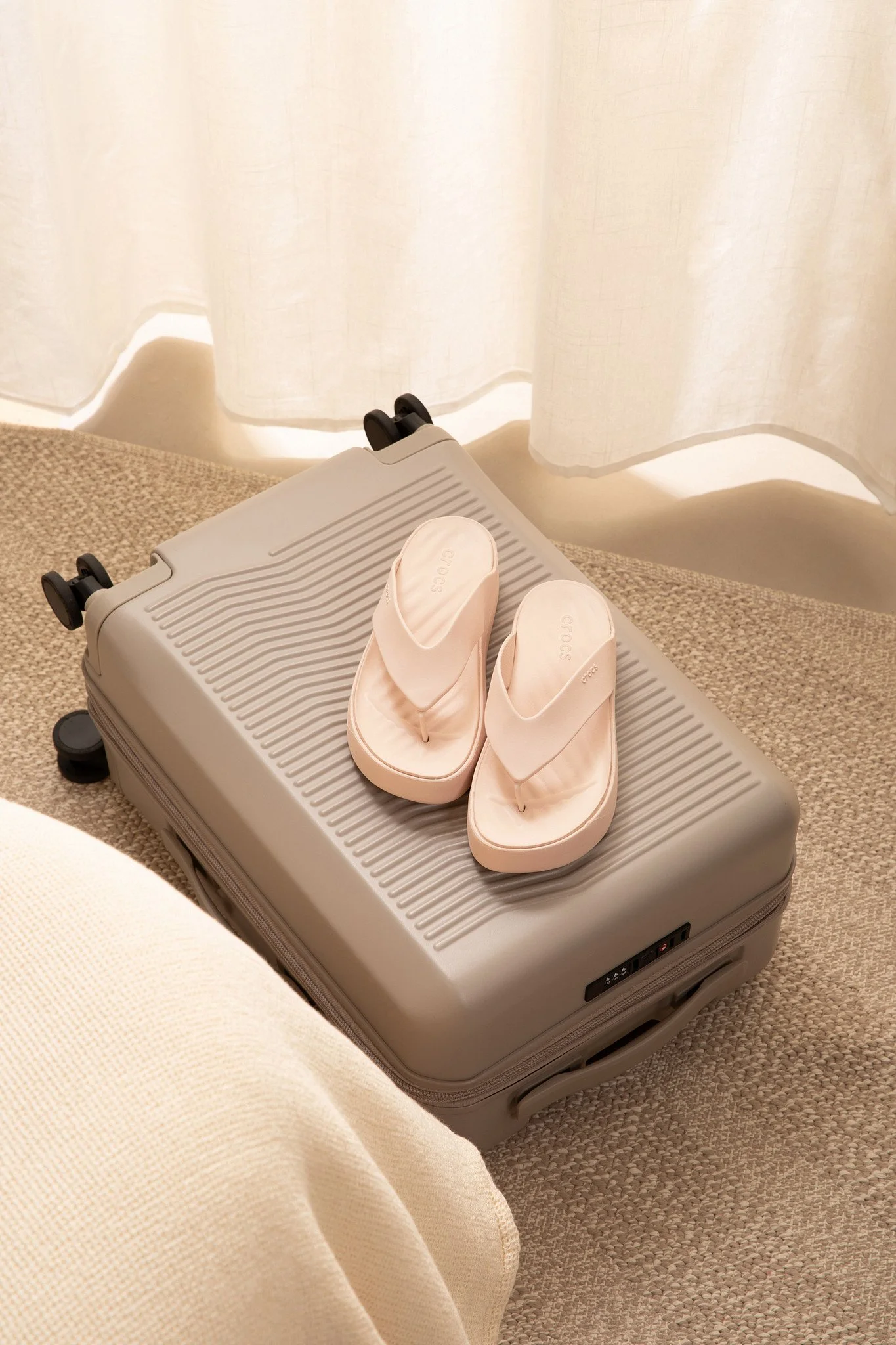 web-48-Crocs - Global_r1_01I_0118.jpg