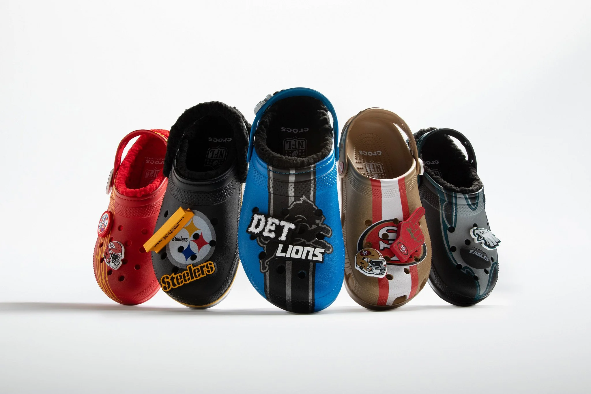 web-85-Crocs - Global_r1_S4_2025_NFL_still-life_Collection_3080.jpg