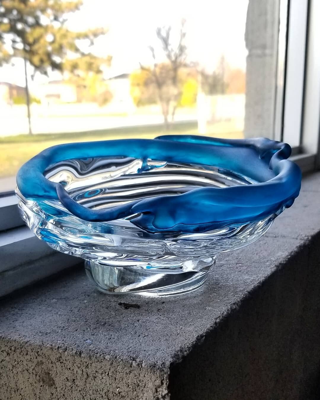 Finished shot of that coily bowl I was working on in the hotshop a little while ago! A close family friend is moving out to Alberta soon and we thought he would like some glass for his new space. Swipe to see that nice, velvety texture the paint crea