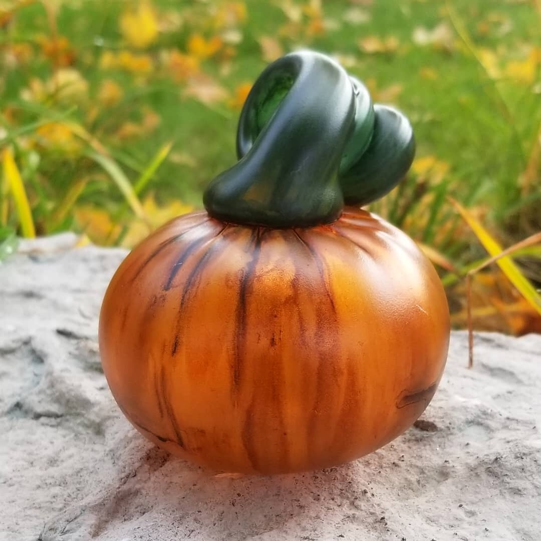 Happy pumpkin collab with @mstr.all! He blew a little glass pumpkin one afternoon and was kind enough to let me paint it after!
.
.
.
#gaacanada #glass #glassart #glasswork #glassofig #blownglass #handmade #crafts #sheridancrafts #collaboration #hand