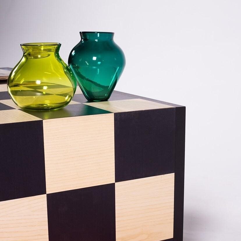 During the school year I met Kayla of @ripensaredesign and the gorgeous checkmate table she was building. I was thrilled when she asked to borrow some of my pieces for the photos, especially my favourite emerald green vase from the year. Swipe throug