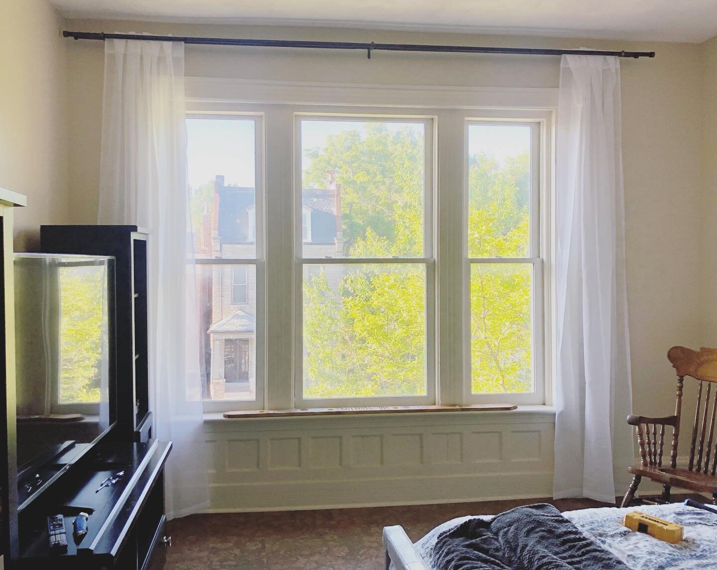 ✨let&rsquo;s talk curtains!!✨

easily one of my favorite and quickest ways to completely transform a room. ensuring curtains are the right length, hung high enough, and don&rsquo;t obstruct the window are the keys! 🗝

since this is a guest room, it&